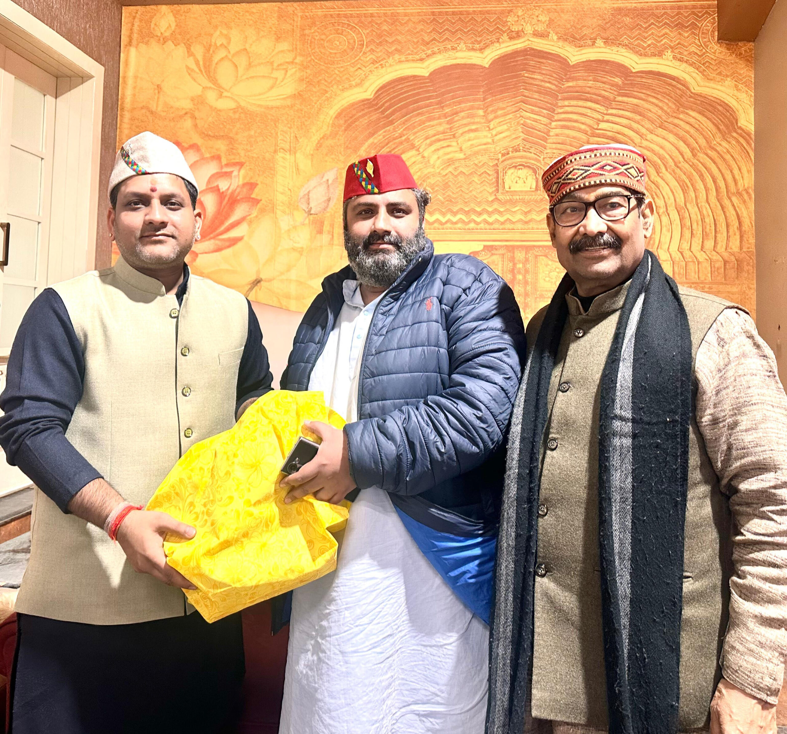 तिल-गुड़ की मिठास के साथ सम्मान, विवेकदीप सिंह को समाजसेवा के लिए मिला बड़ों का आशीर्वाद