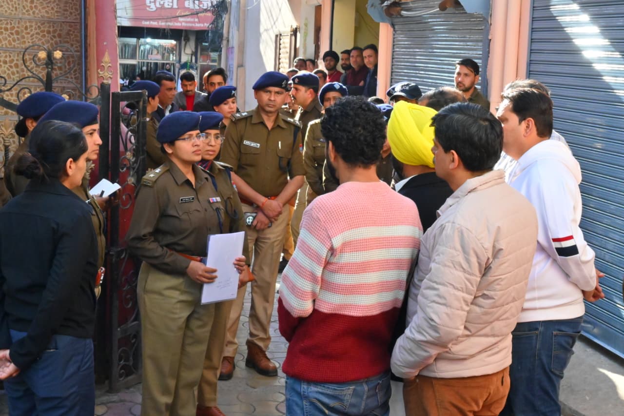 देहरादून हत्याकांड : एसपी मुख्यालय विशाखा अशोक भदाणे ने किया घटनास्थल निरीक्षण, परिवार को निष्पक्ष जांच का भरोसा