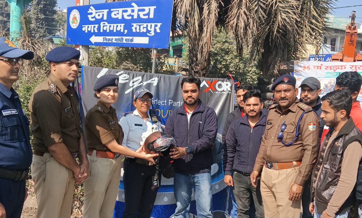 36वें सड़क सुरक्षा माह में ऊधमसिंहनगर पुलिस की अनोखी पहल : चालान की जगह बांटे हेलमेट, रिफ्लेक्टर बेल्ट से बढ़ाई सुरक्षा