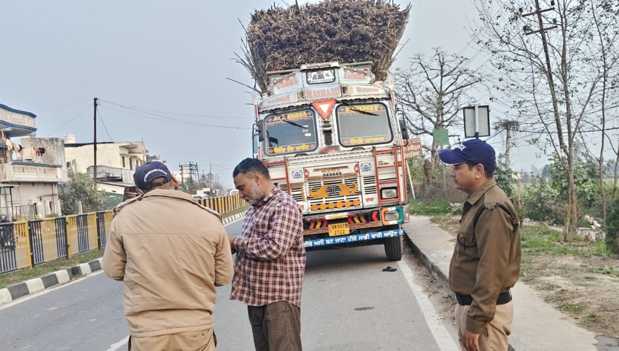 मुख्यमंत्री पुष्कर सिंह धामी के निर्देश पर जनपद में ओवरलोडिंग के खिलाफ सख्त अभियान, 56 वाहनों के चालान