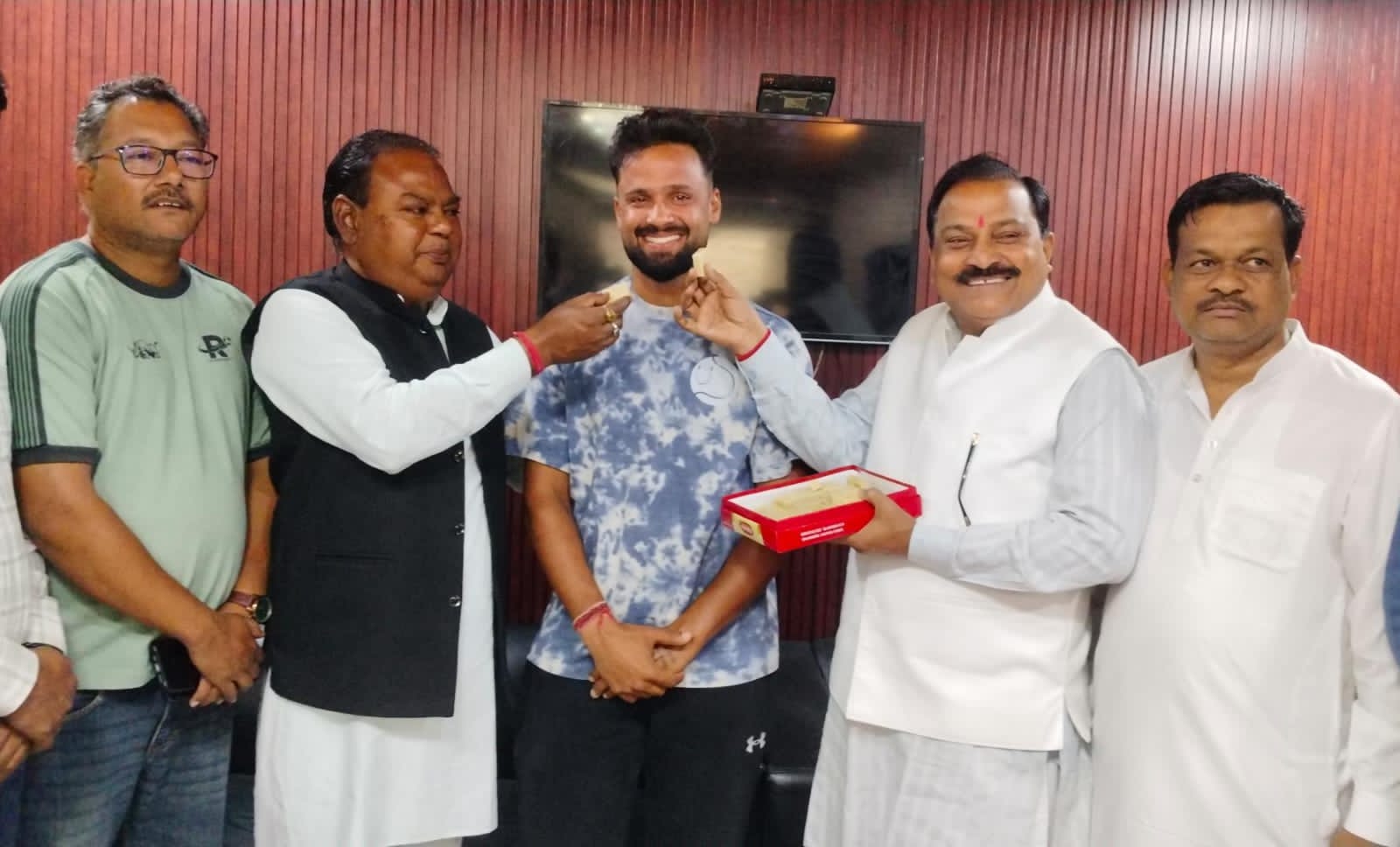 रणजी ट्रॉफी में चमका उत्तराखंड: रिकॉर्डतोड़ विकेटों पर मयंक मिश्रा और कोच नवीन टम्टा का भव्य सम्मान