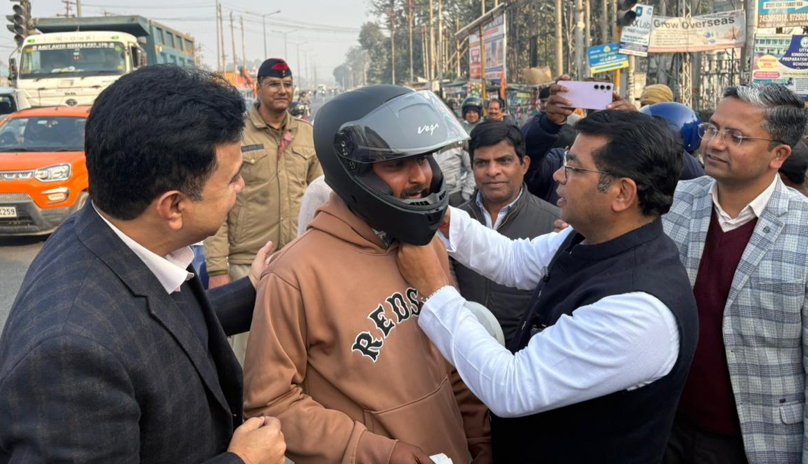 एआरटीओ का हेलमेट जागरूकता अभियान: विधायक शिव अरोरा ने राहगीरों को पहनाए हेलमेट