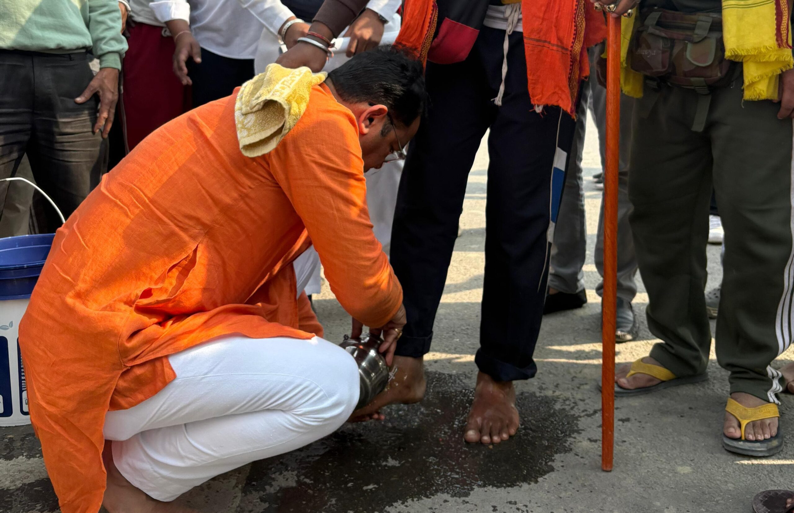 विधायक शिव अरोरा ने कांवड़ियों के चरण धोकर किया स्वागत, महेशपुर में लगाया सेवा शिविर