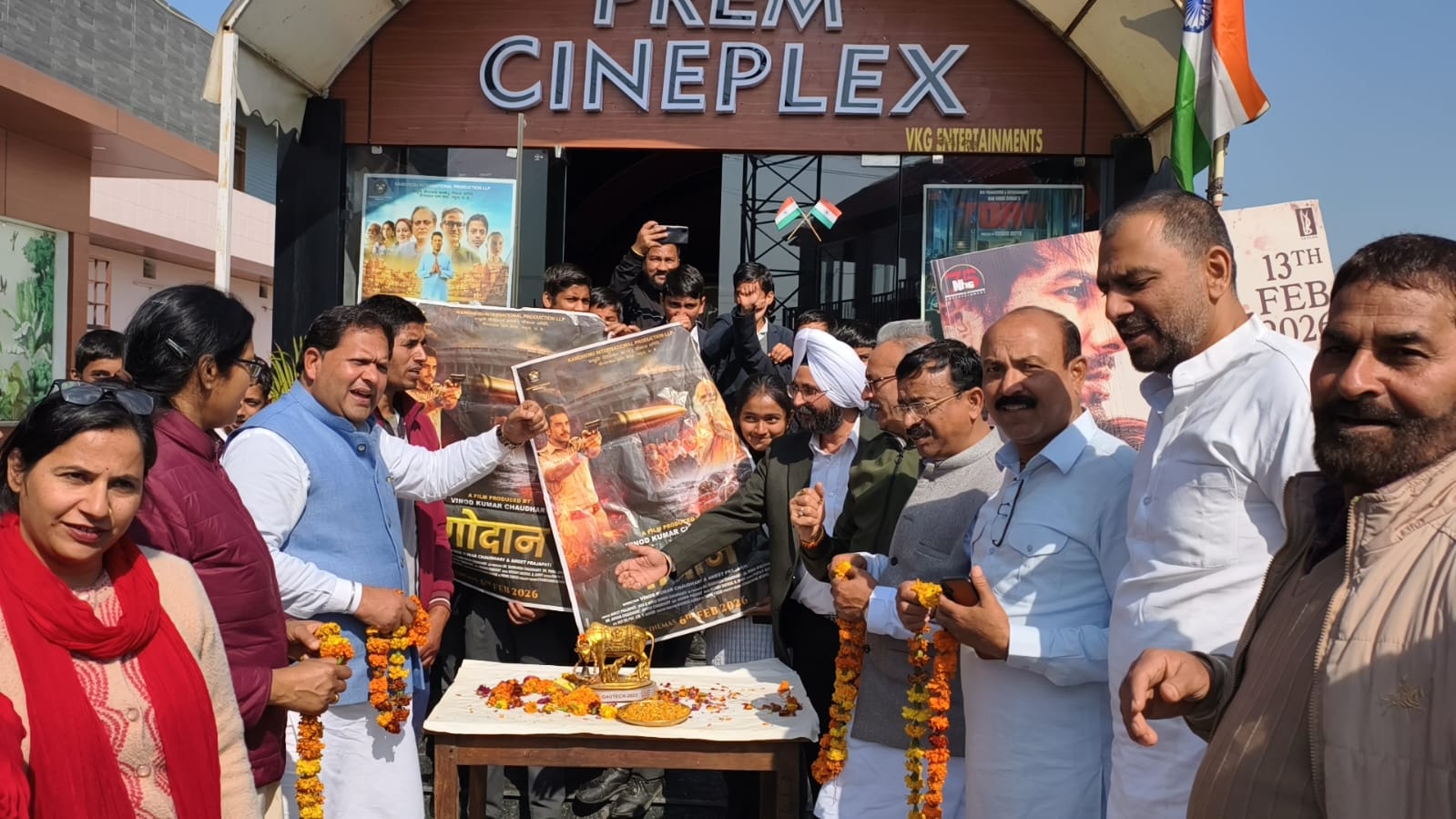 फिल्म ‘गोदान’ के प्रदर्शन का महापौर ने किया शुभारम्भ और स्कूली बच्चों और कार्यकर्ताओं के साथ देखी फिल्म