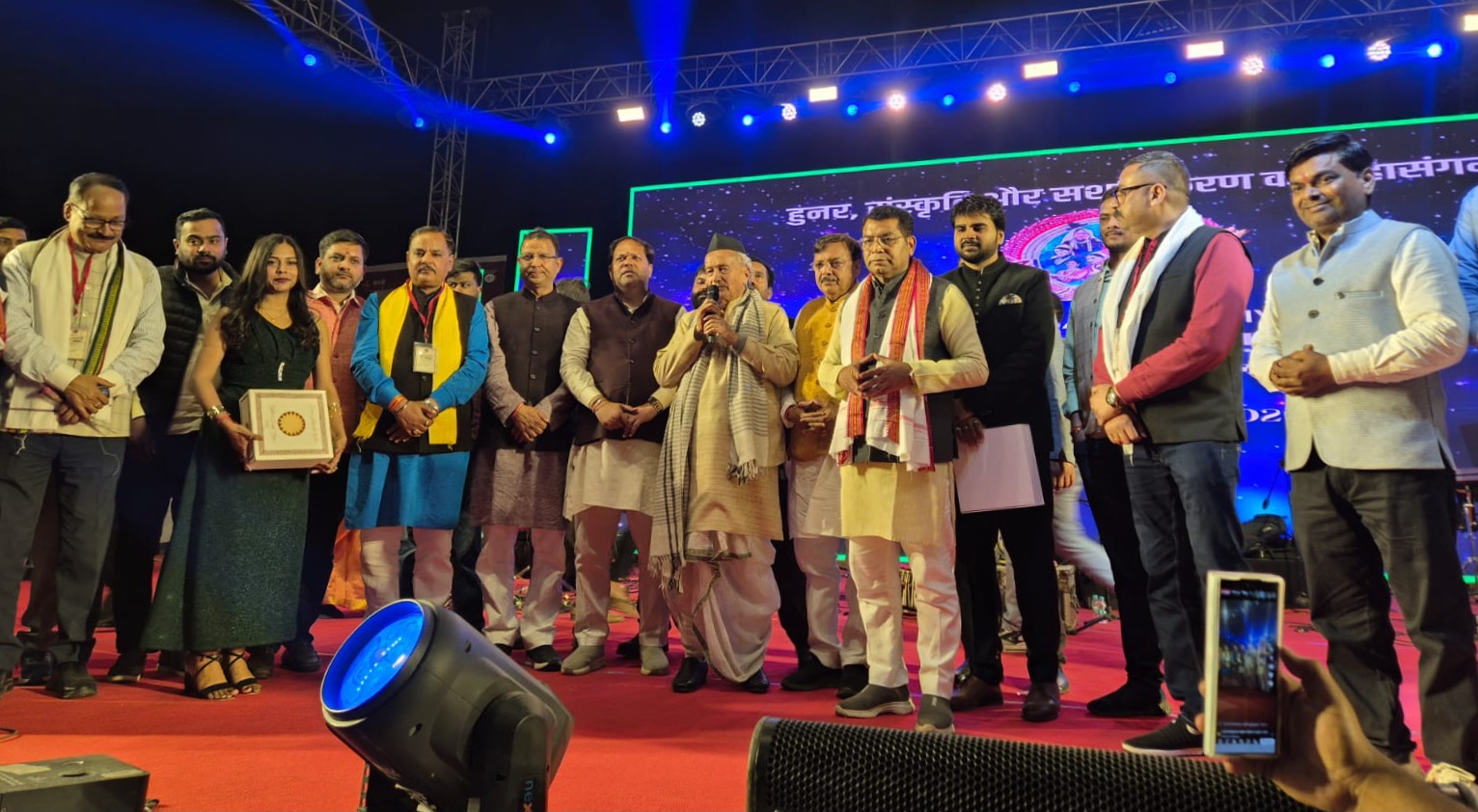 कोश्यारी ने ‘त्रिशूल चौक’ की भव्यता देख महापौर की पीठ थपथपाई, बोले यह ऐतिहासिक कार्य कर रुद्रपुर का गौरव बढ़ाया