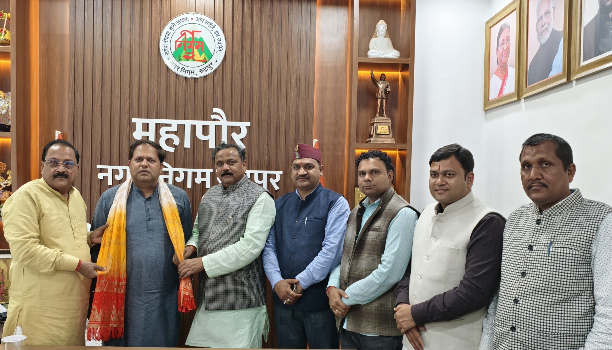 रुद्रपुर मुख्य चौराहे पर 'त्रिशूल चौक' की स्थापना पर भाजपा नेताओं ने महापौर विकास शर्मा को किया सम्मानित