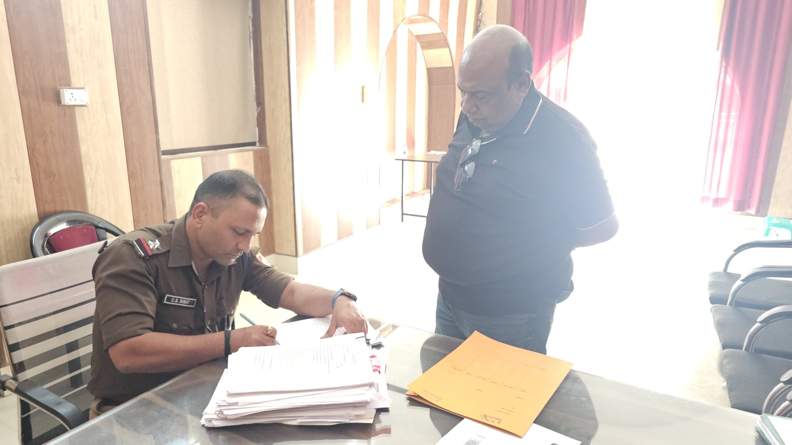 हाईकोर्ट के निर्देश के बाद भाजपा नेता अनूप अग्रवाल पहुंचे काशीपुर कोतवाली, गदरपुर विधायक अरविन्द पांडेय भी रहे साथ