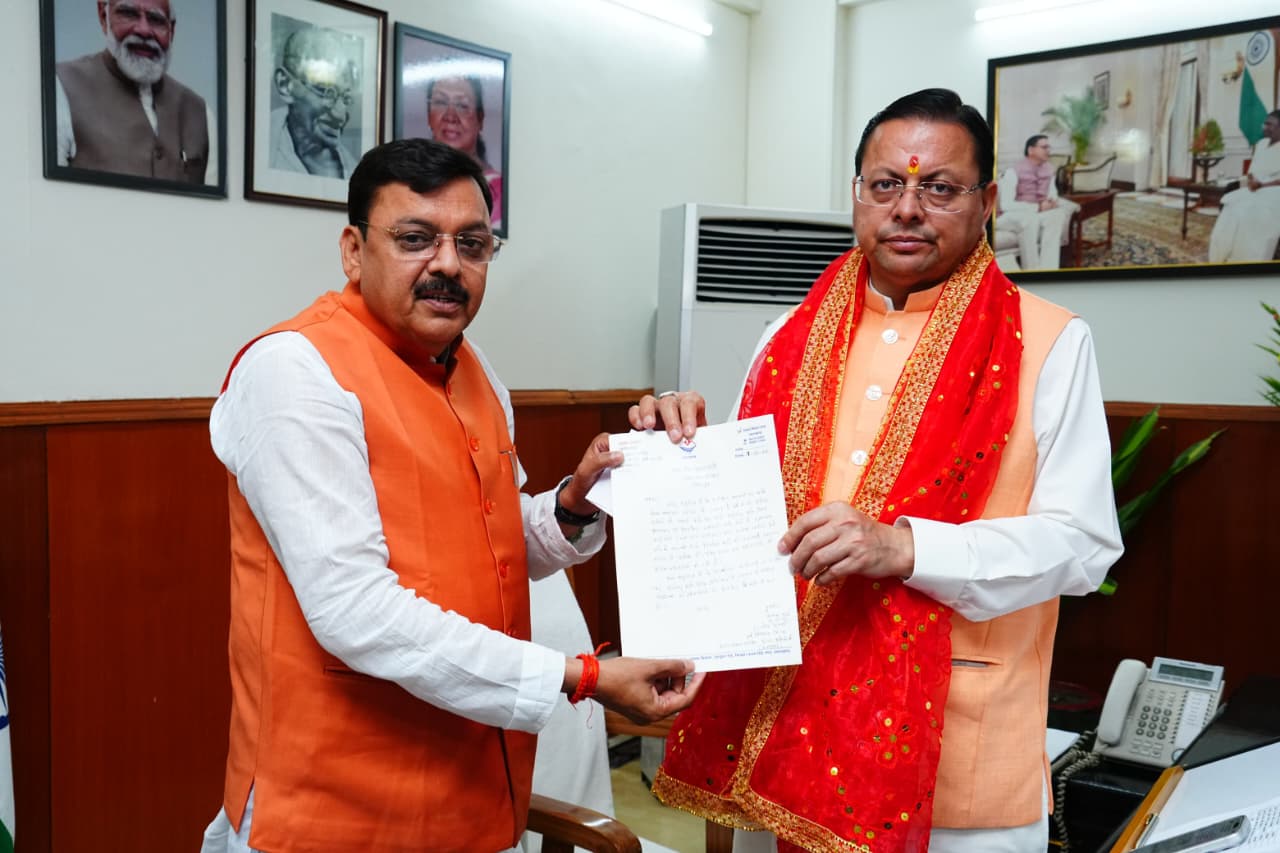पूर्व विधायक राजेश शुक्ला ने मुख्यमंत्री धामी को पंतनगर विश्वविद्यालय में कार्यरत कर्मचारियों के नियमितीकरण के लिए मांग पत्र सौंपा