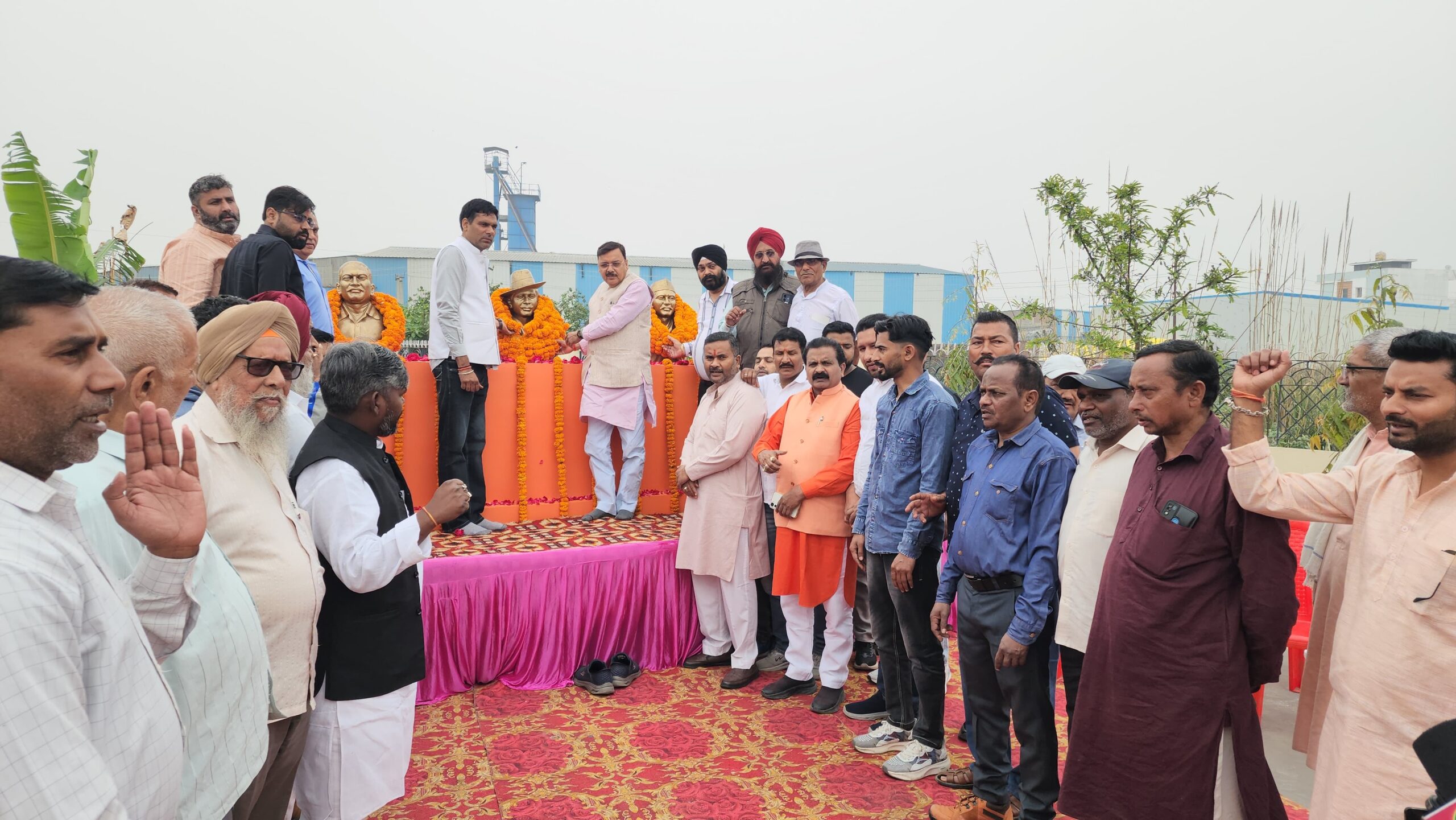 शहीद भगत सिंह पार्क में आज शहीद-ए-आज़म भगत सिंह, राजगुरु एवं सुखदेव की प्रतिमाओं पर  माल्यार्पण करउनका विधिवत अनावरण किया