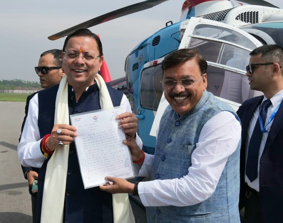 किच्छा की विकास योजनाओं को मिली रफ्तार, पंतनगर एयरपोर्ट पर पूर्व विधायक राजेश शुक्ला ने मुख्यमंत्री धामी का किया स्वागत