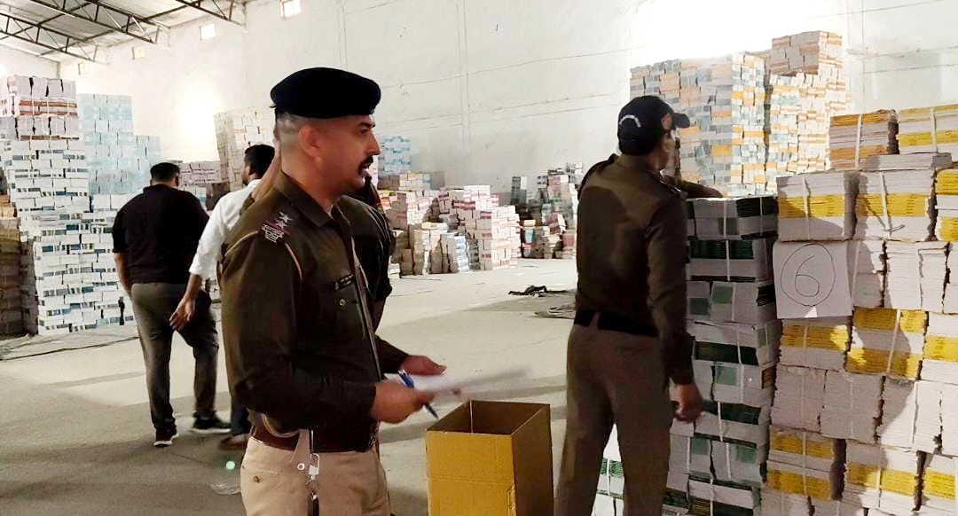 रुद्रपुर में 5 करोड़ की फर्जी NCERT किताबों का भंडाफोड़, ट्रक और गोदाम से भारी खेप बरामद