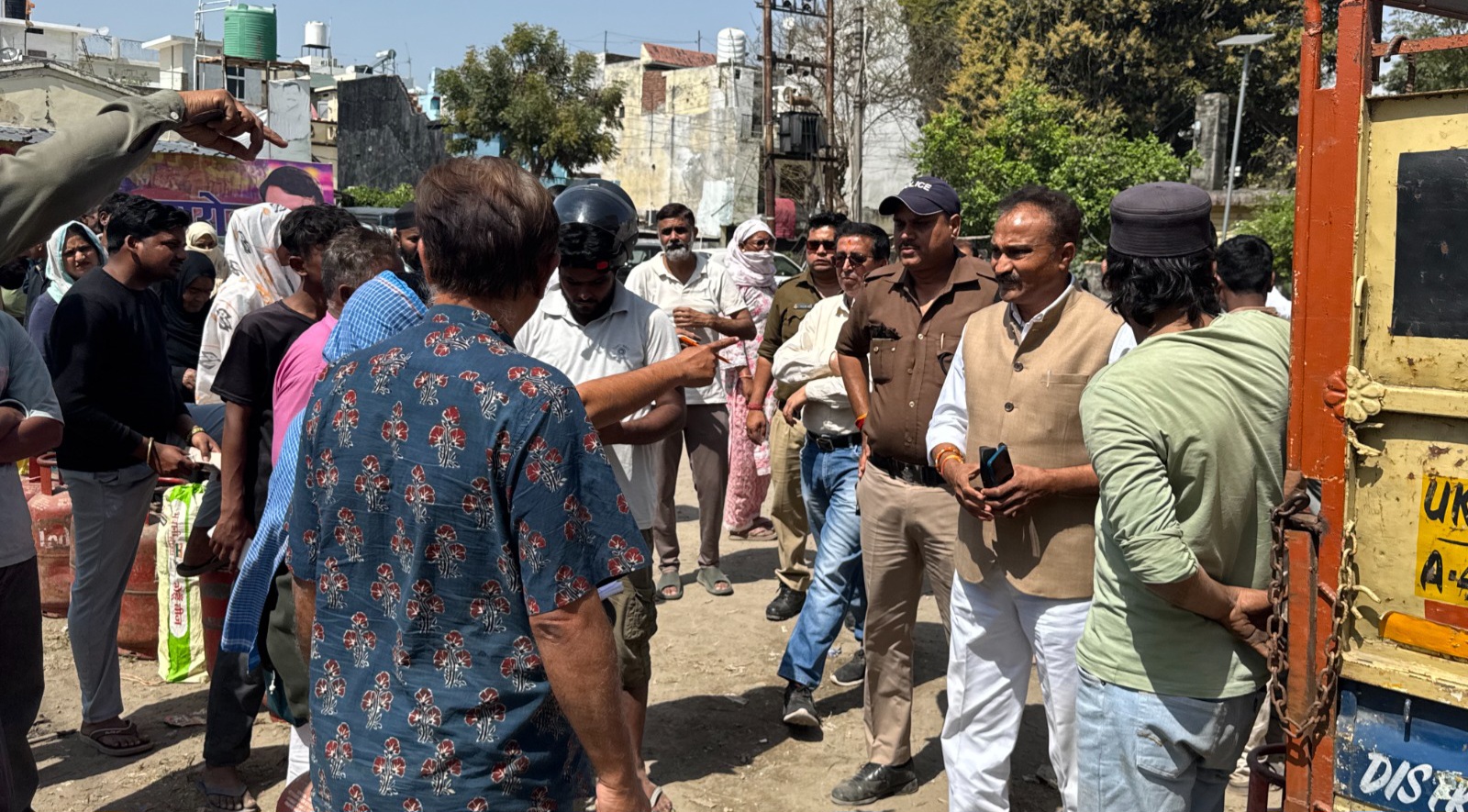 गैस सिलेंडर की शिकायतों पर सक्रिय हुए भाजपा नेता संजीव कुमार सिंह, गोदाम पहुंचकर लिया स्थिति का जायजा