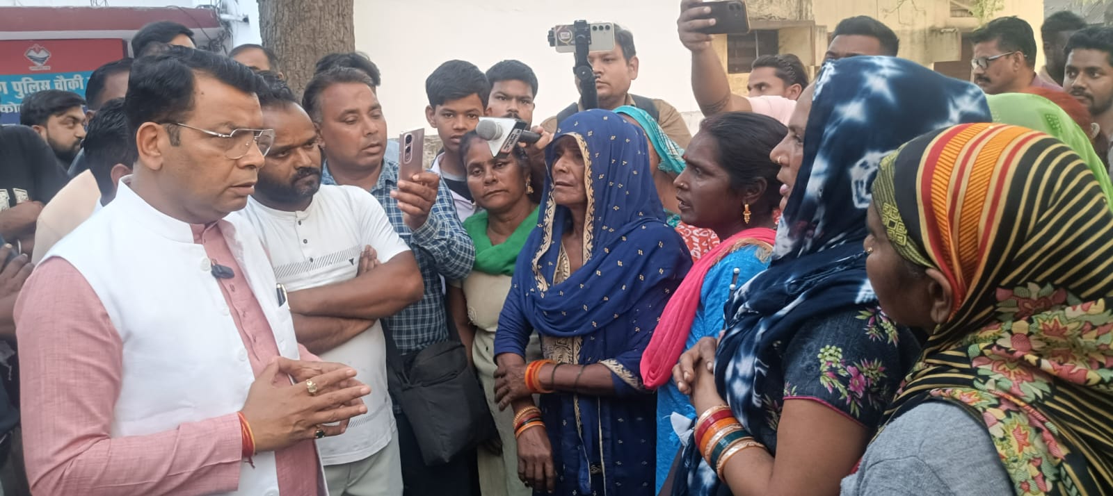 भूतबंगला विवाद पर विधायक शिव अरोरा सख्त, महिला से अभद्रता करने वाला पुलिसकर्मी लाइन हाजिर, कहा - त्योहारों में खलल बर्दाश्त नहीं