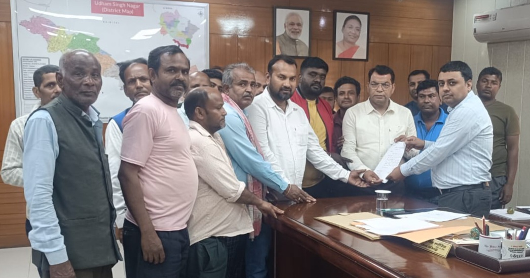 महतोष मोड़ के दुकानदारों के समर्थन में आगे आए विधायक शिव अरोरा, डीएम से मुलाकात कर पुनर्वास की उठाई मांग