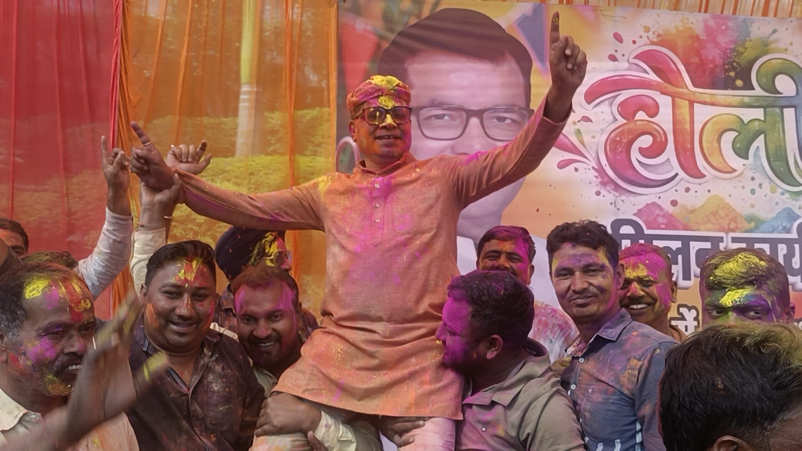 होली मिलन समारोह में एलाइन्स कॉलोनी में हजारों लोगों संग गुलाल उड़ाकर रंगों में झूमे विधायक शिव अरोरा