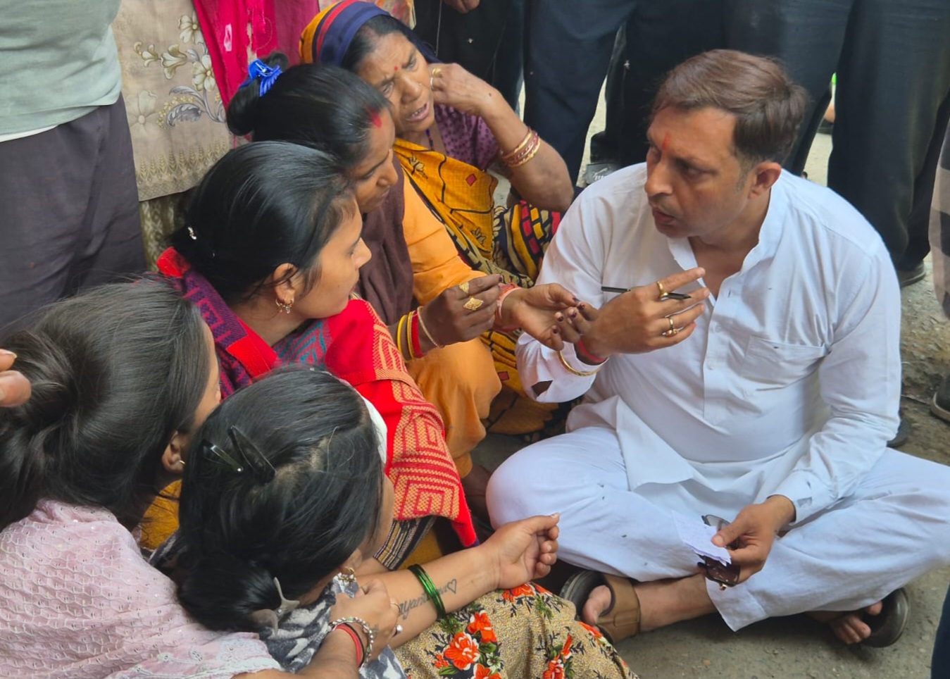 रुद्रपुर में 6 मौतों से पसरा मातम, पोस्टमार्टम हाउस में गूंजे परिजनों के चीत्कार, सुशील गाबा ने बंधाया ढांढस