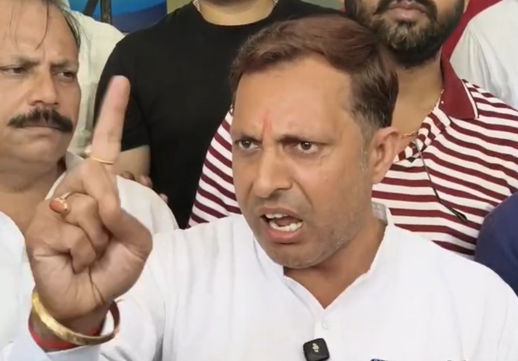 निजी स्कूलों की ट्रांसपोर्ट फीस बढ़ोतरी पर अभिभावकों का विरोध, आदेश वापस लेने की मांग तेज