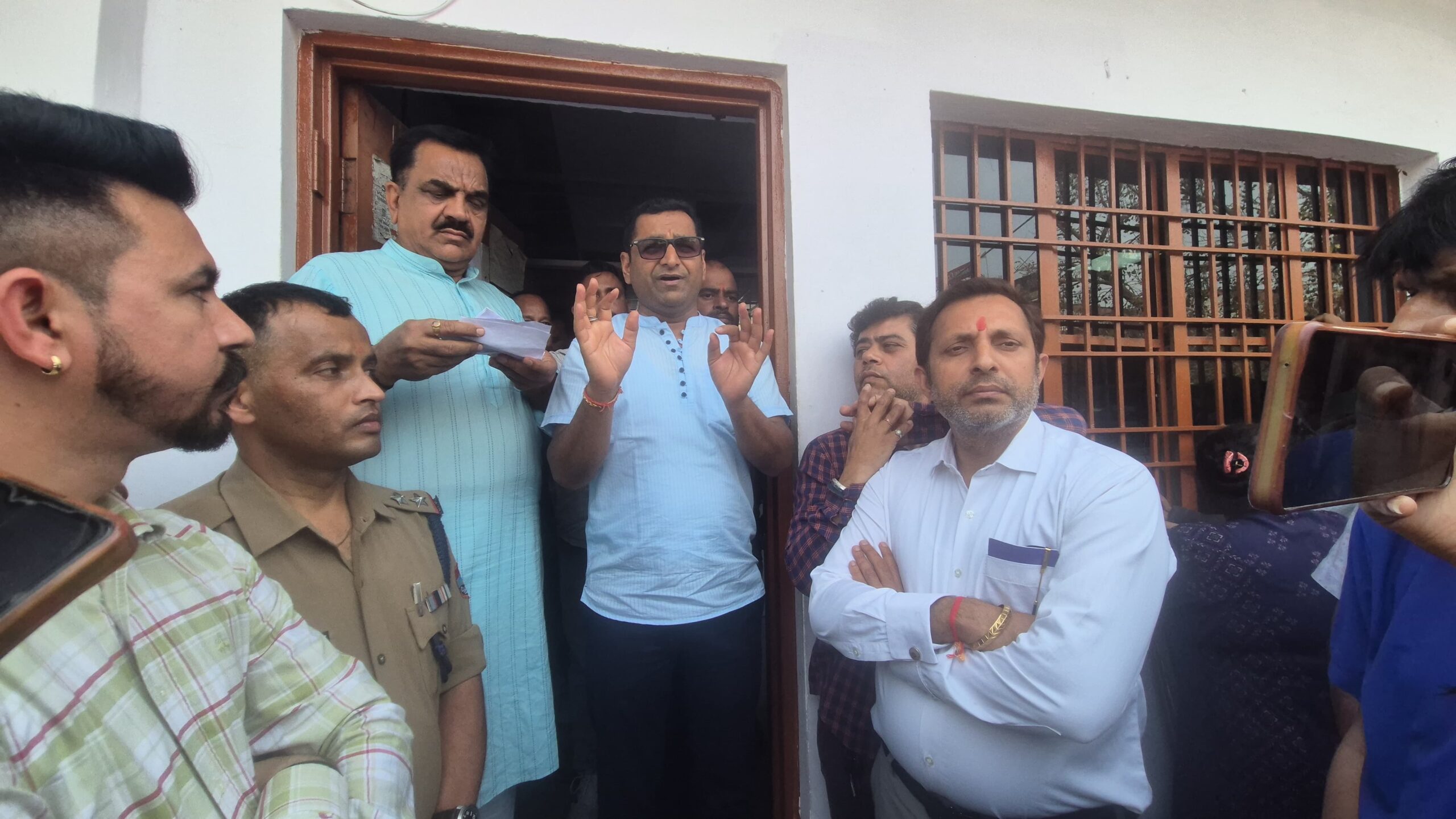 फर्जी सिलेंडर डिलीवरी पर प्रशासन सख्त: इंडेन गैस एजेंसी में छापा, एफआईआर के निर्देश – अब हर उपभोक्ता को घर पर मिलेगी गैस