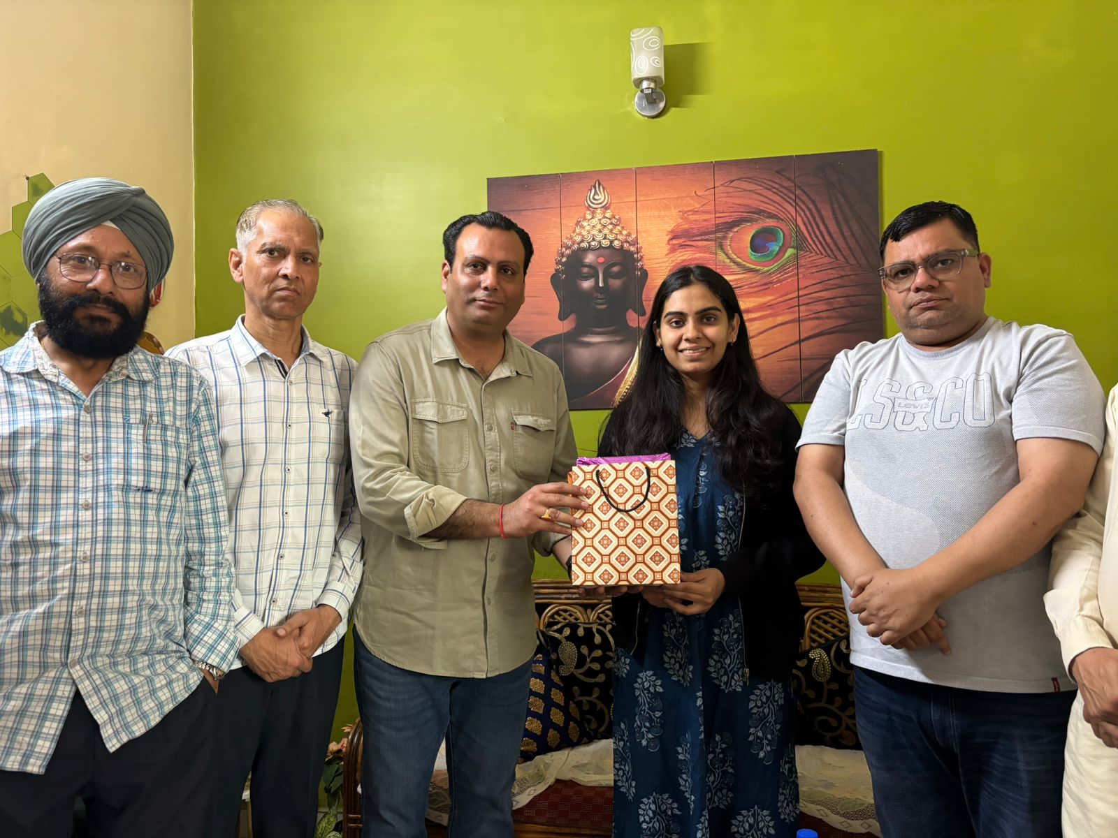 किच्छा की बेटी शांभवी तिवारी बनी IAS, UPSC में 46वीं रैंक हासिल करने पर व्यापार मंडल ने घर पहुंचकर दी बधाई