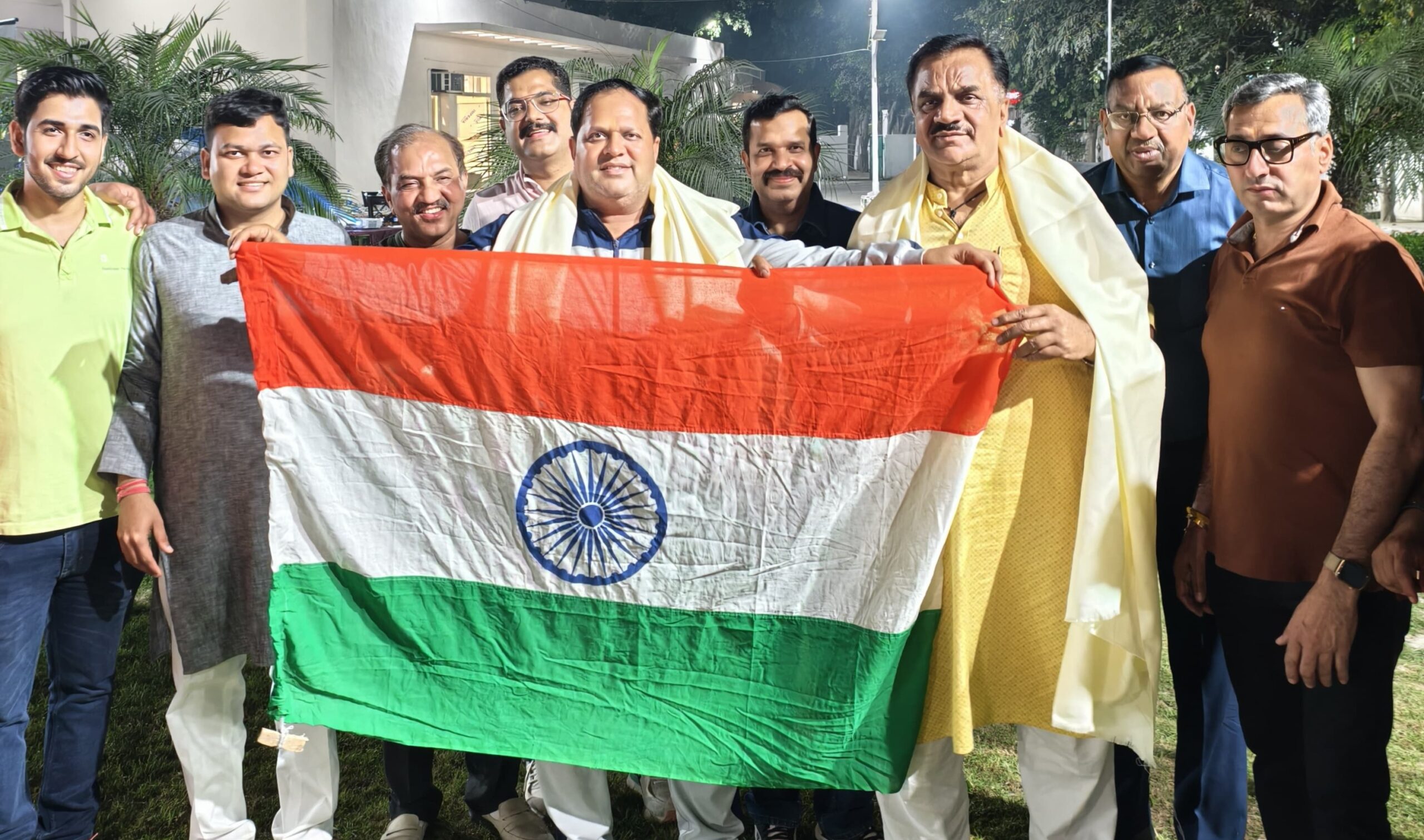 T-20 विश्व कप में भारत और न्यूज़ीलैंड के बीच खेले जा रहे फाइनल मुक़ाबले में भारत की शानदार बल्लेबाज़ी का आनंद लेते हुए - मेयर विकास शर्मा 