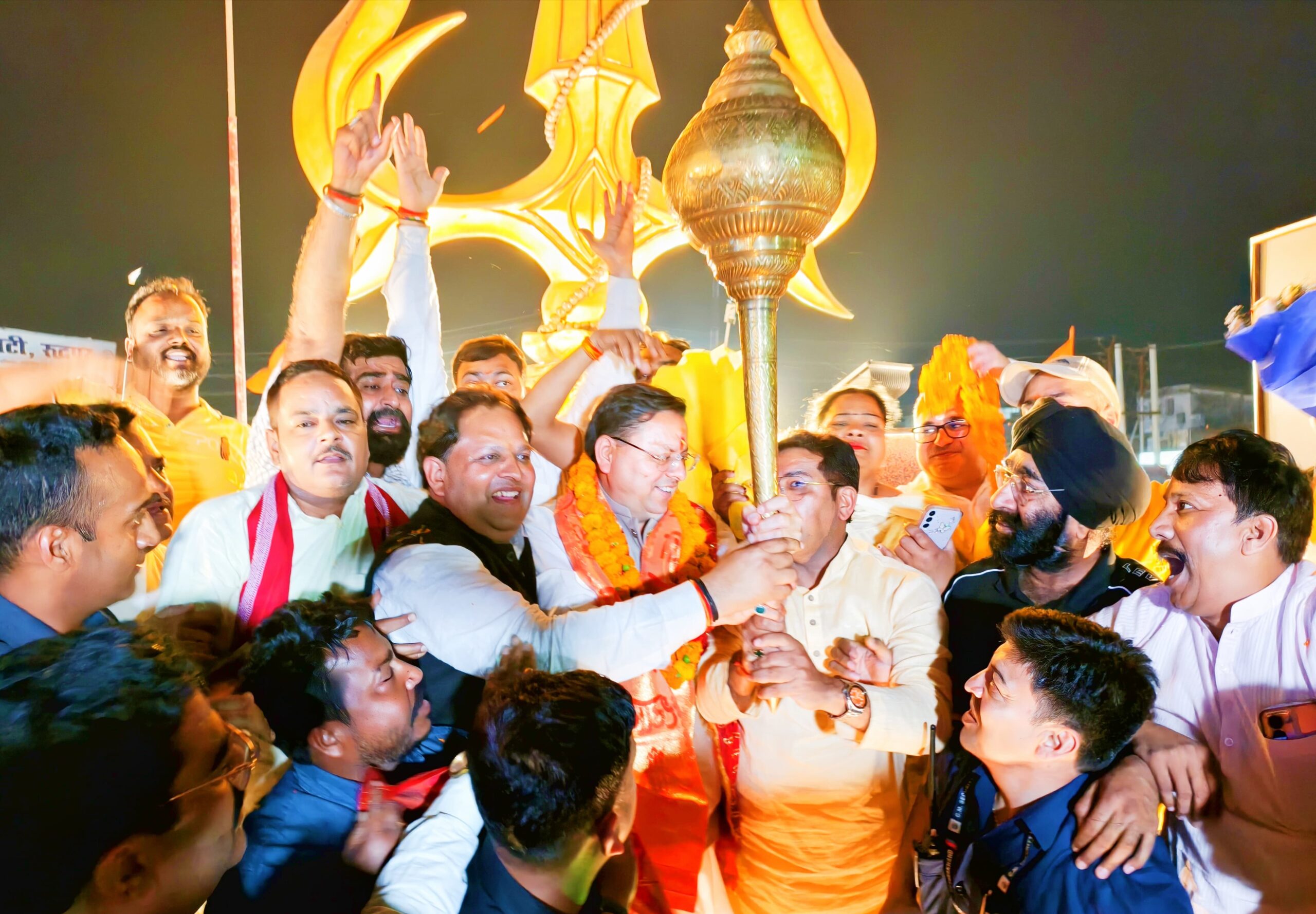 त्रिशूल चौक पर मुख्यमंत्री पुष्कर सिंह धामी का ज़ोरदार हुआ स्वागत, महापौर ने सीएम धामी को गदा भेंट की