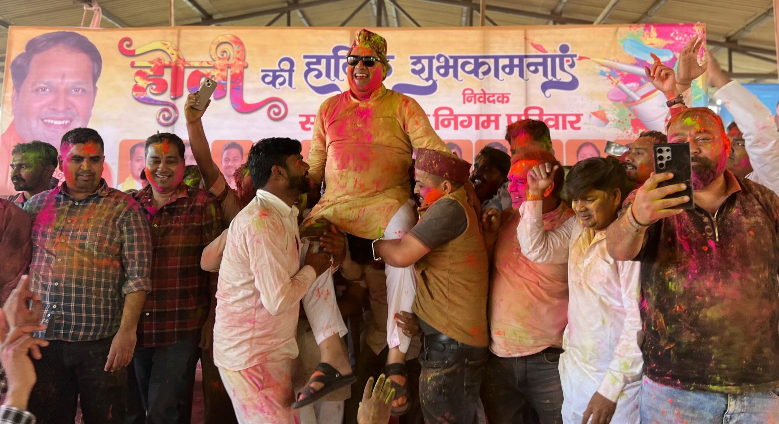 नगर निगम में जमकर उड़ा अबीर गुलाल, महापौर ने अधिकारियों, कर्मचारियों पार्षदों संग खेली होली