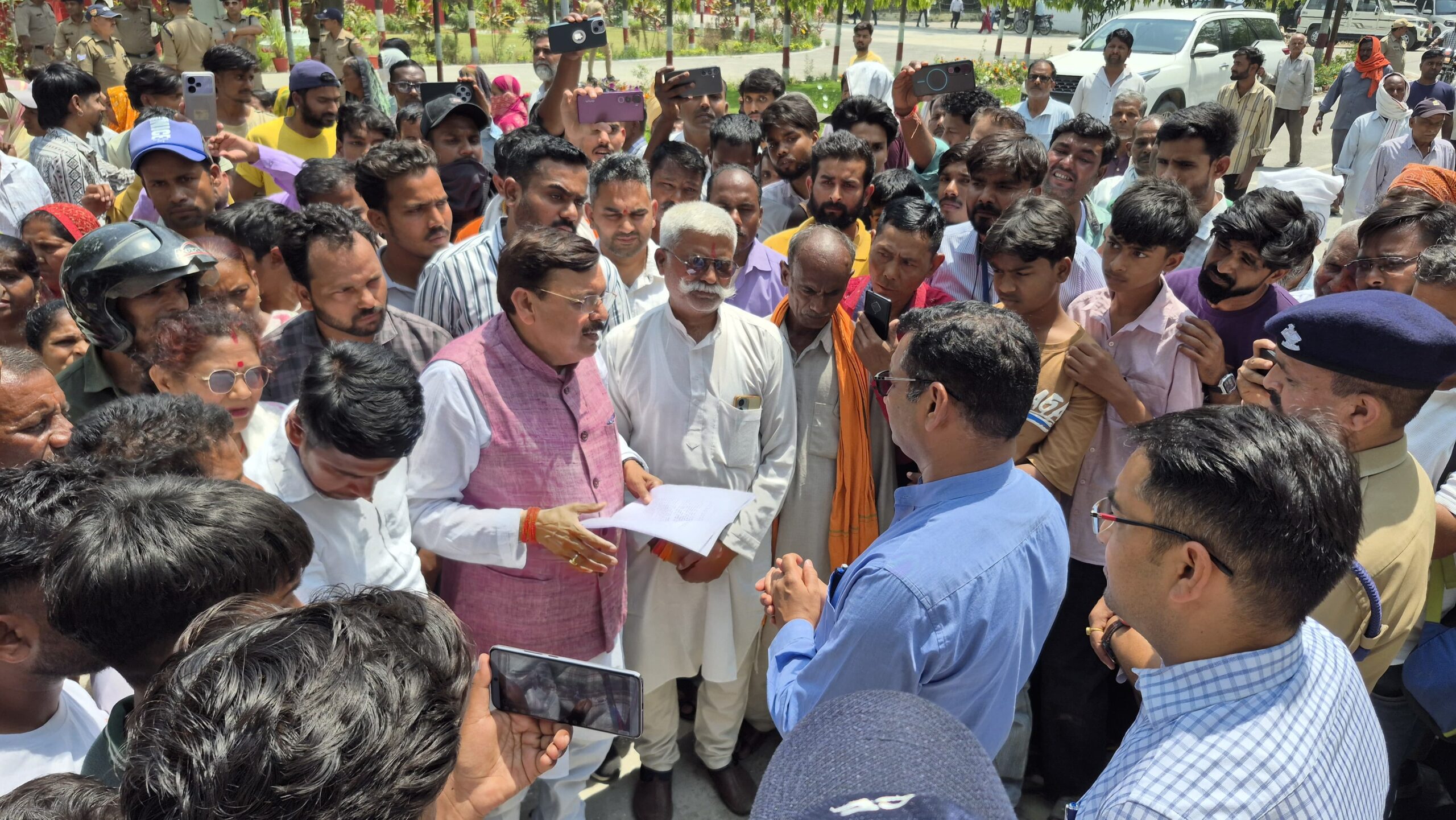 संजय कॉलोनी और मस्जिद कॉलोनी के सैकड़ों परिवारों की आंखों में आंसू, बेदखली से पहले पुनर्वास की गुहार”