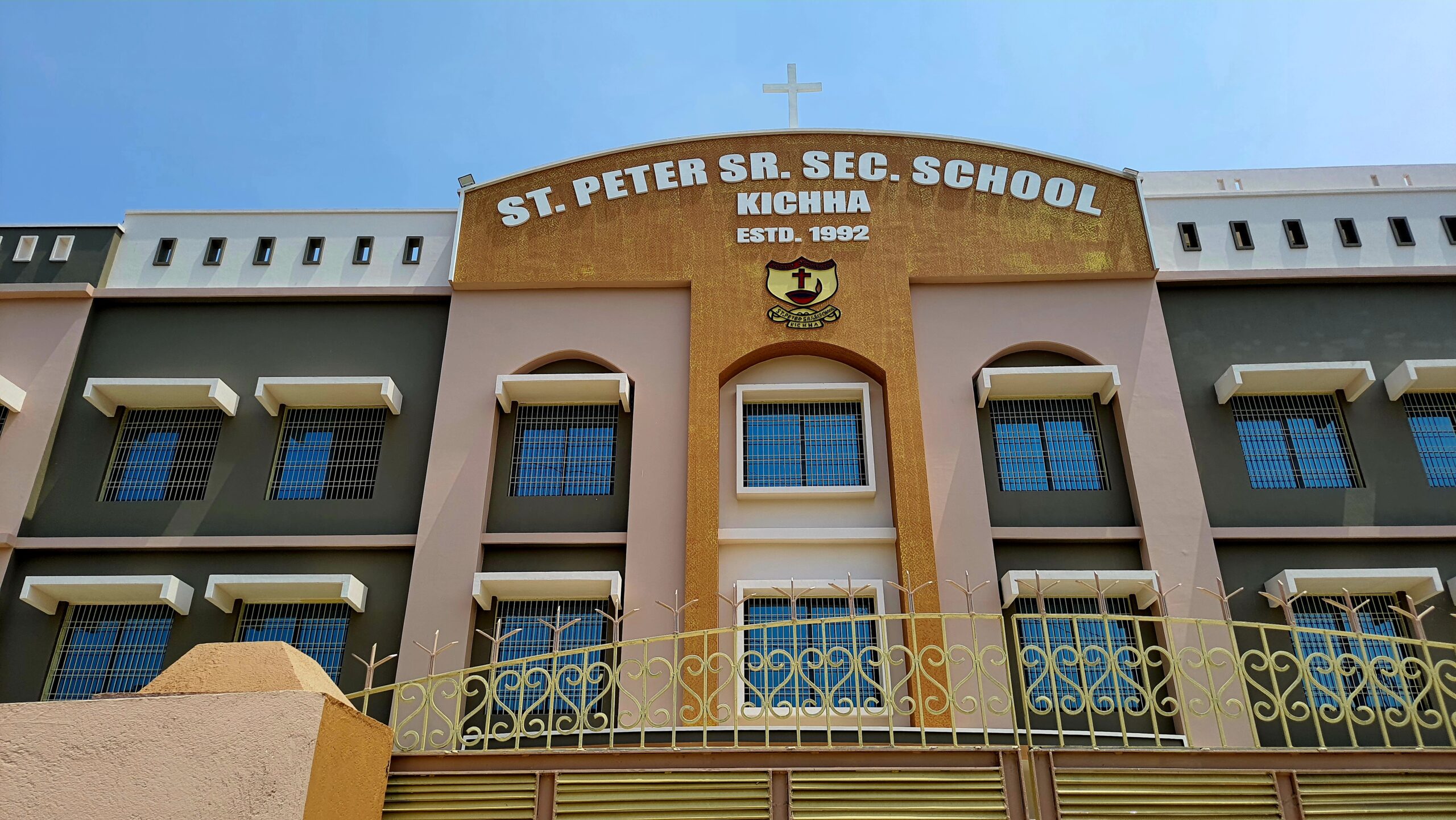 CBSE हाई स्कूल परीक्षा में सेंट पीटर्स सीनियर सेकेंड्री स्कूल का शानदार प्रदर्शन, छात्रों ने लहराया परचम