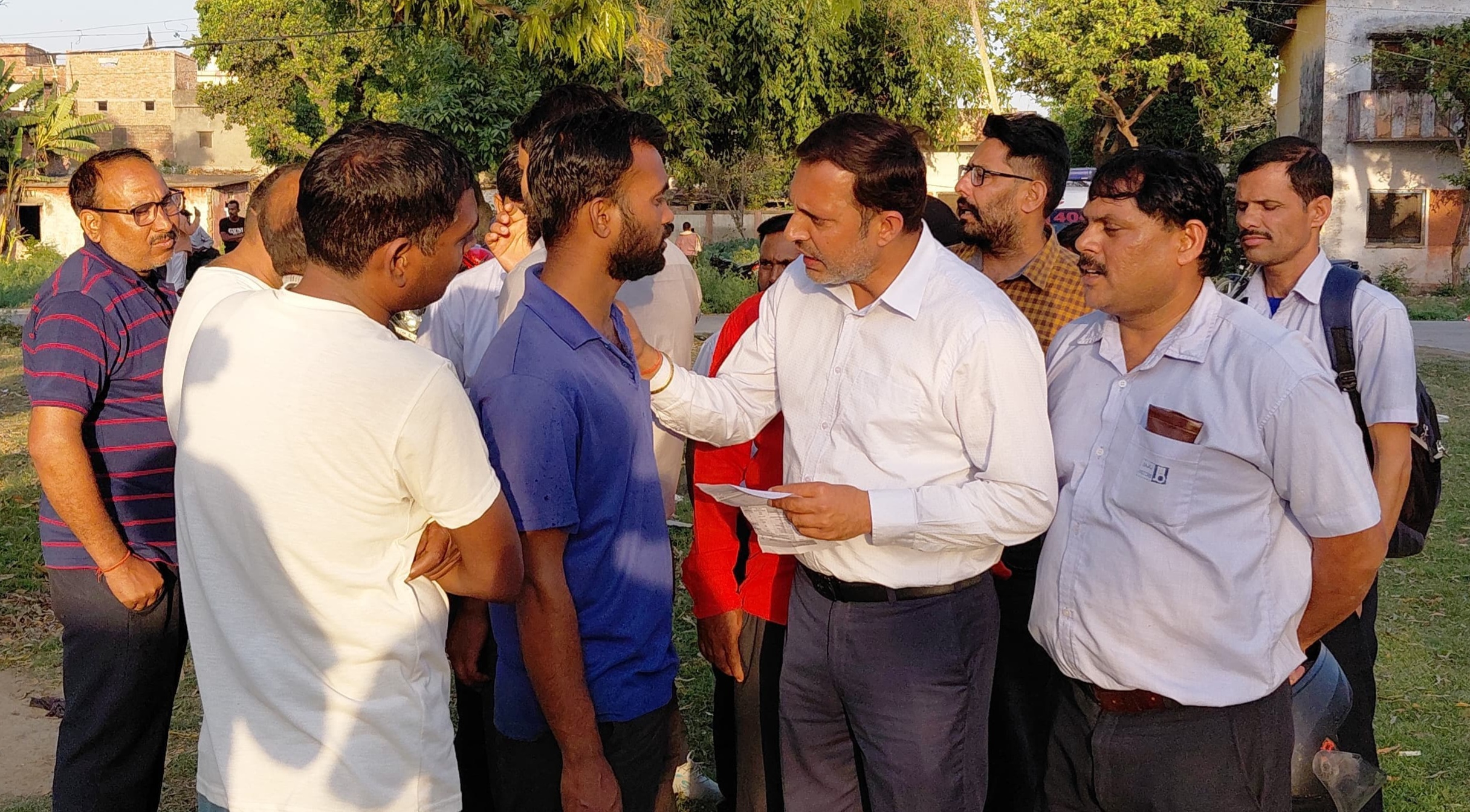 बजाज कंपनी पर संवेदनहीनता के आरोप, पिता की मौत के बाद भी बेटे से कराई ड्यूटी, श्रमिकों में उबाल