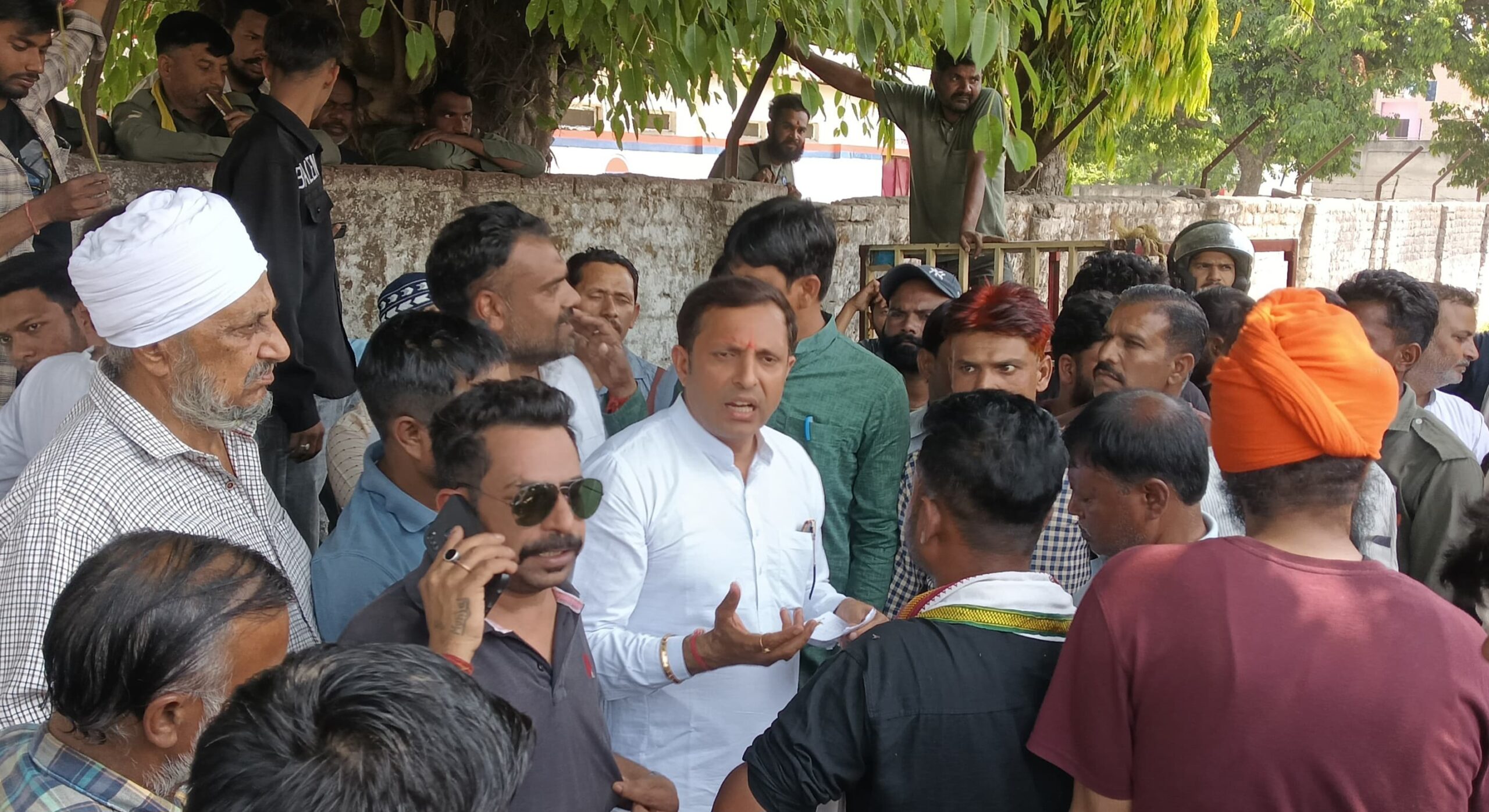 रुद्रपुर में गैस संकट गहराया: ‘सिलेंडर दो सरकार’ के नारे, सुशील गाबा ने 3 गाड़ियां प्रतिदिन और DAC सिस्टम खत्म करने की उठाई मांग”