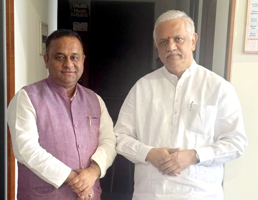 भाजपा के राष्ट्रीय महामंत्री संगठन बीएल संतोष से भाजपा नेता भारत भूषण चुघ ने दिल्ली में मुलाकात की