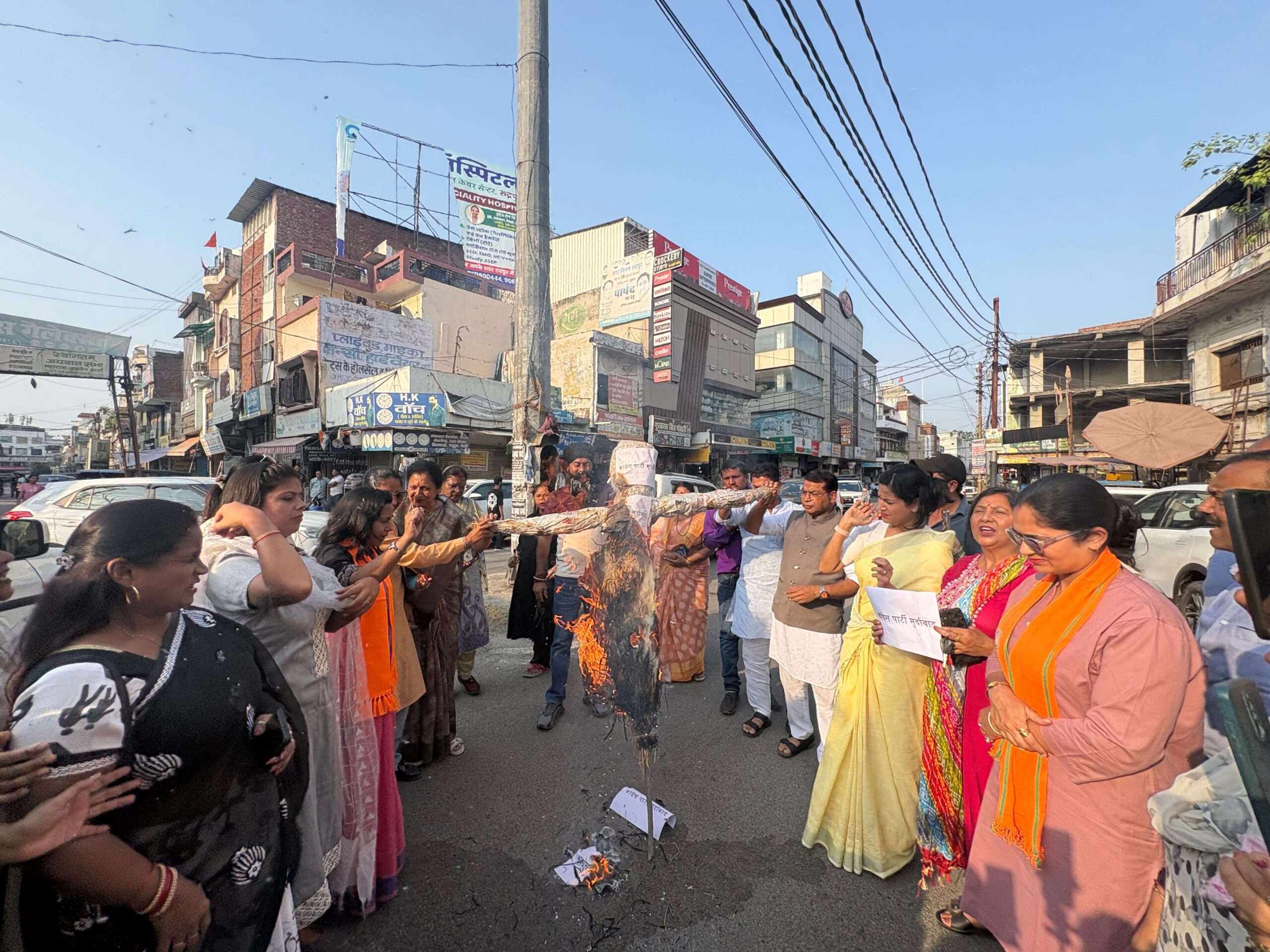 चम्पावत प्रकरण पर भाजपा महिला मोर्चा का उग्र प्रदर्शन, कांग्रेस का पुतला दहन कर जताया आक्रोश