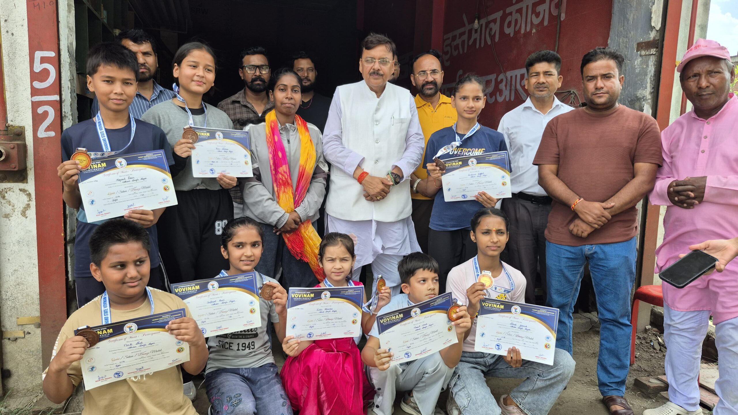 राज्य स्तरीय वोविनाम चैंपियनशिप के पदक विजेता खिलाड़ियों को पूर्व विधायक राजेश शुक्ला ने किया सम्मानित