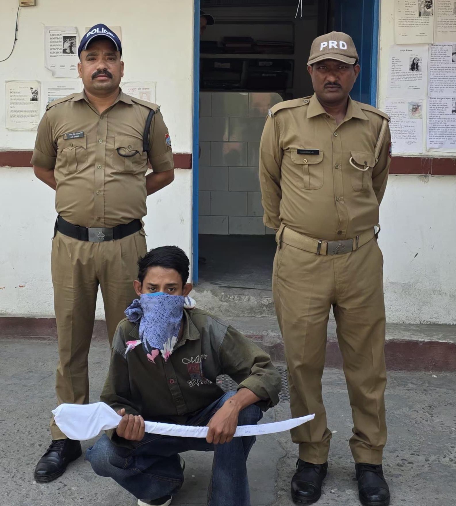 मोहल्ले में तलवार लहराकर दहशत फैलाने वाला ‘खरगोश’ गिरफ्तार