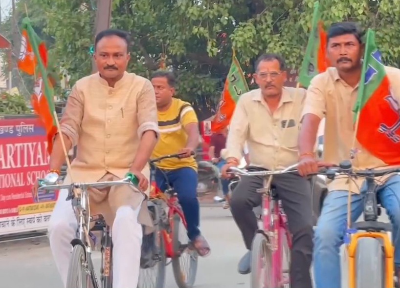 प्रधानमंत्री मोदी के ‘पेट्रोल बचाओ’ आह्वान के समर्थन में संजीव कुमार सिंह की साइकिल यात्रा, नगर भर में बनी चर्चा का विषय