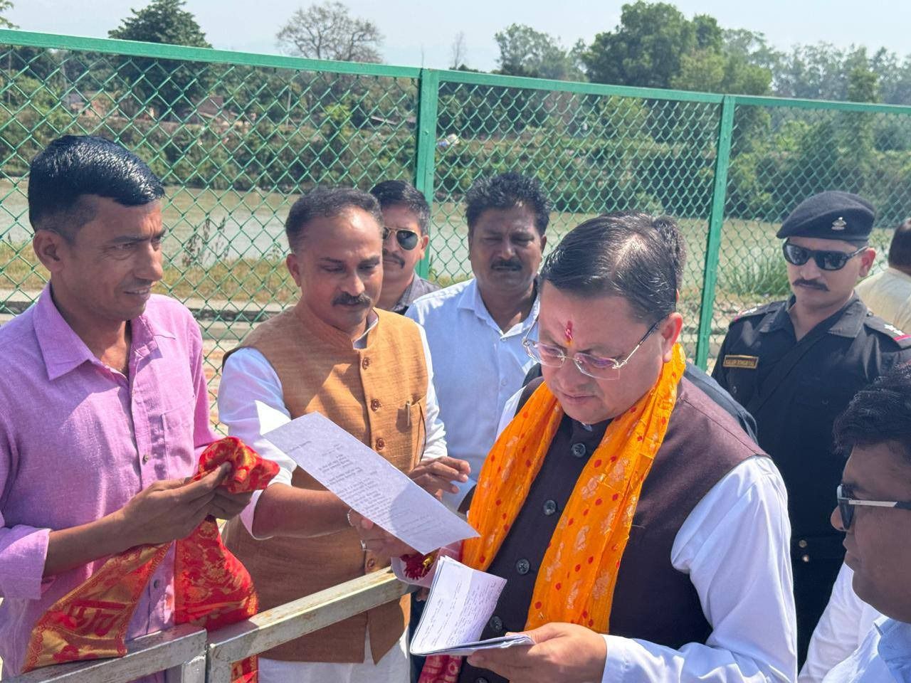 किच्छा की आंदोलनरत आंगनवाड़ी कार्यकत्रियों की आवाज पहुंची मुख्यमंत्री तक, संजीव कुमार सिंह ने सौंपा मांग पत्र