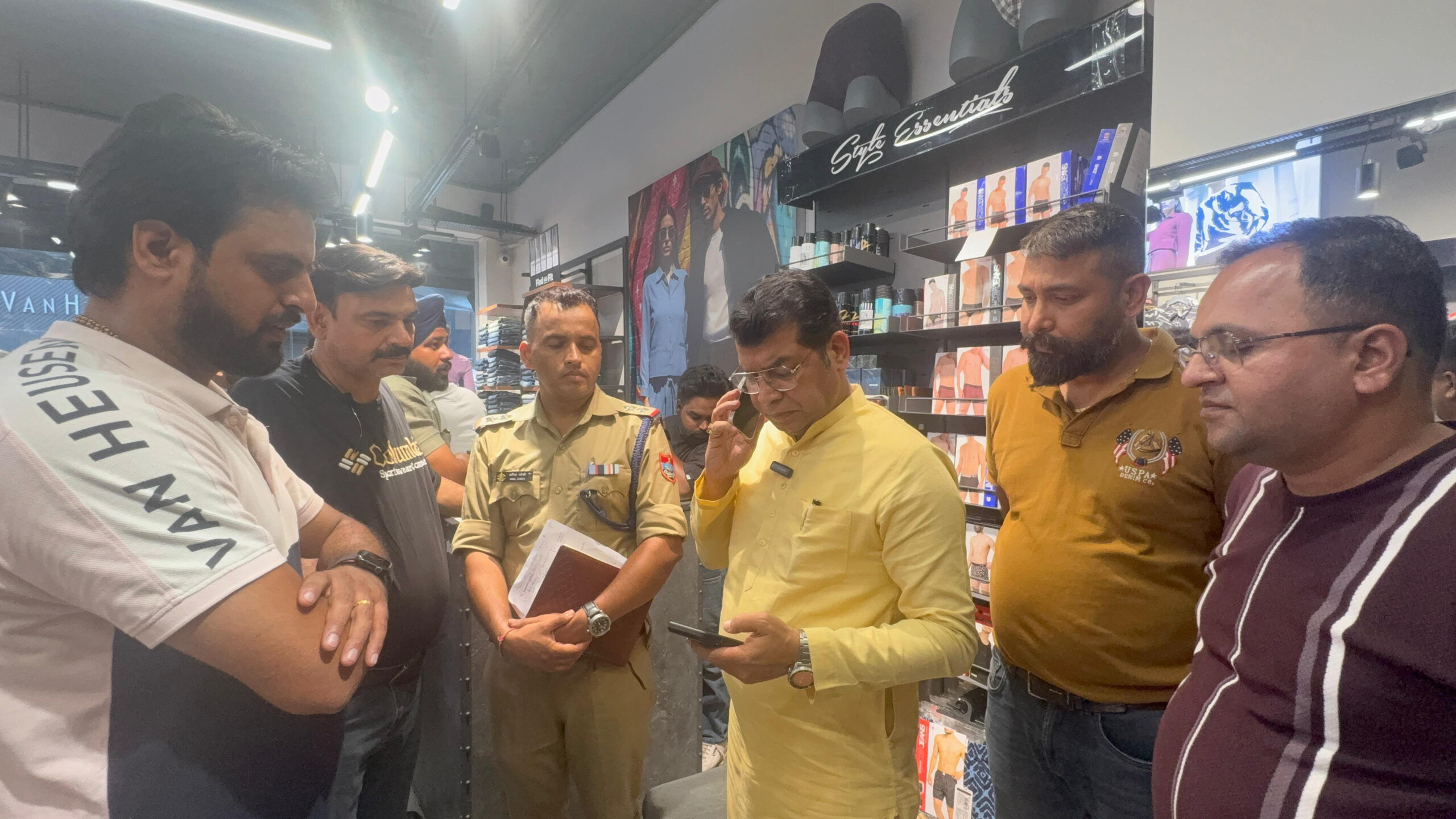 रुद्रपुर की मटके वाली गली में चार शोरूम में चोरी से हड़कंप, विधायक शिव अरोरा ने किया मौके का दौरा
