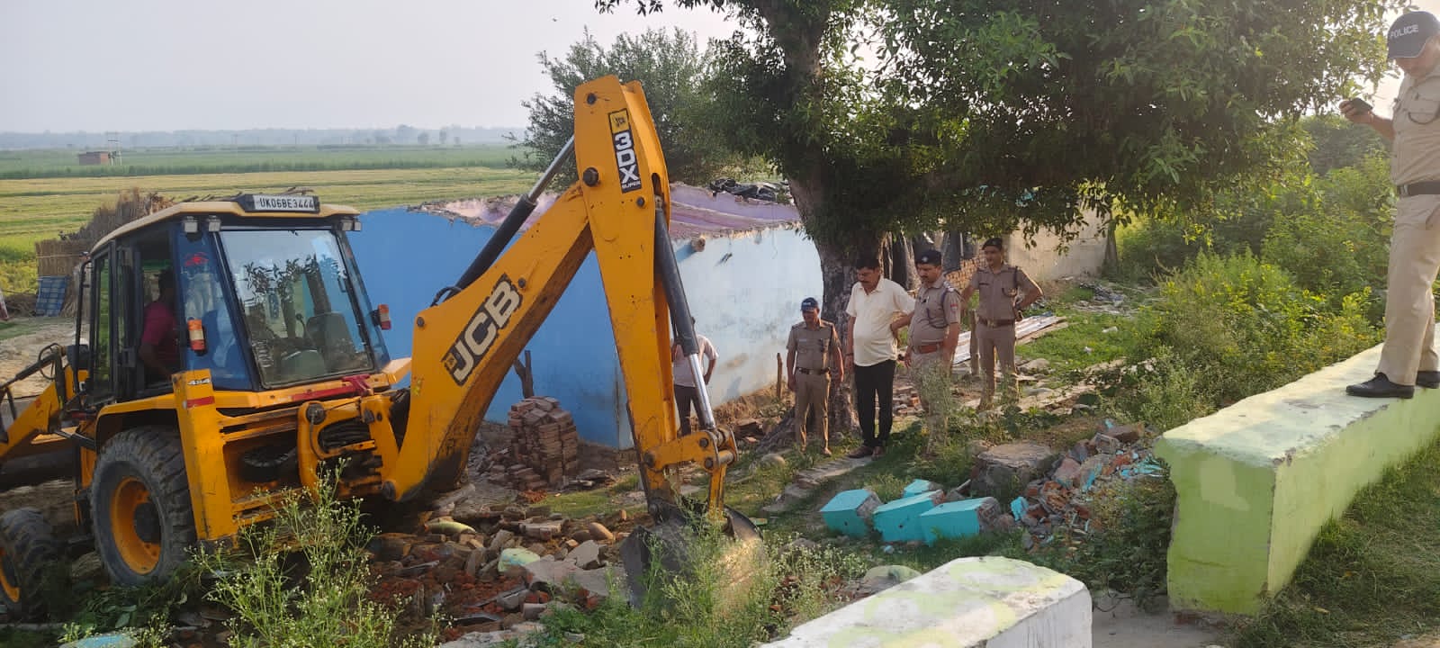 गैंगस्टर की अवैध संपत्ति पर चला बुलडोजर, 50 लाख से अधिक की सरकारी भूमि कराई मुक्त