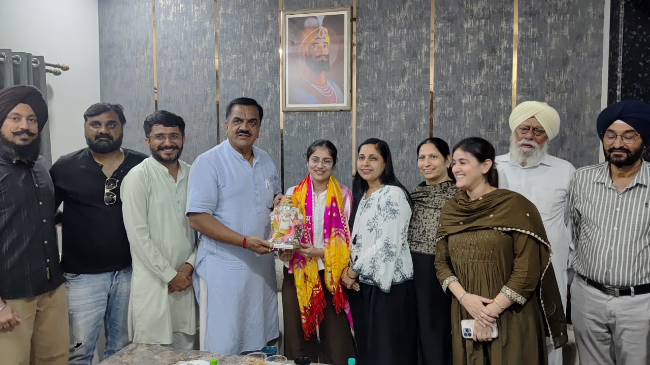 उत्तराखंड पीसीएस में प्रदेश टॉपर बनीं जसमीत कौर का पूर्व विधायक राजकुमार ठुकराल ने किया सम्मान