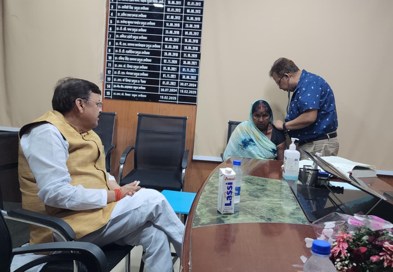 जब बेटों के हाथ मजबूरी से बंधे थे, तब सहारा बने राजेश शुक्ला : वृद्धा को खुद अस्पताल पहुंचाकर पेश की इंसानियत की मिसाल