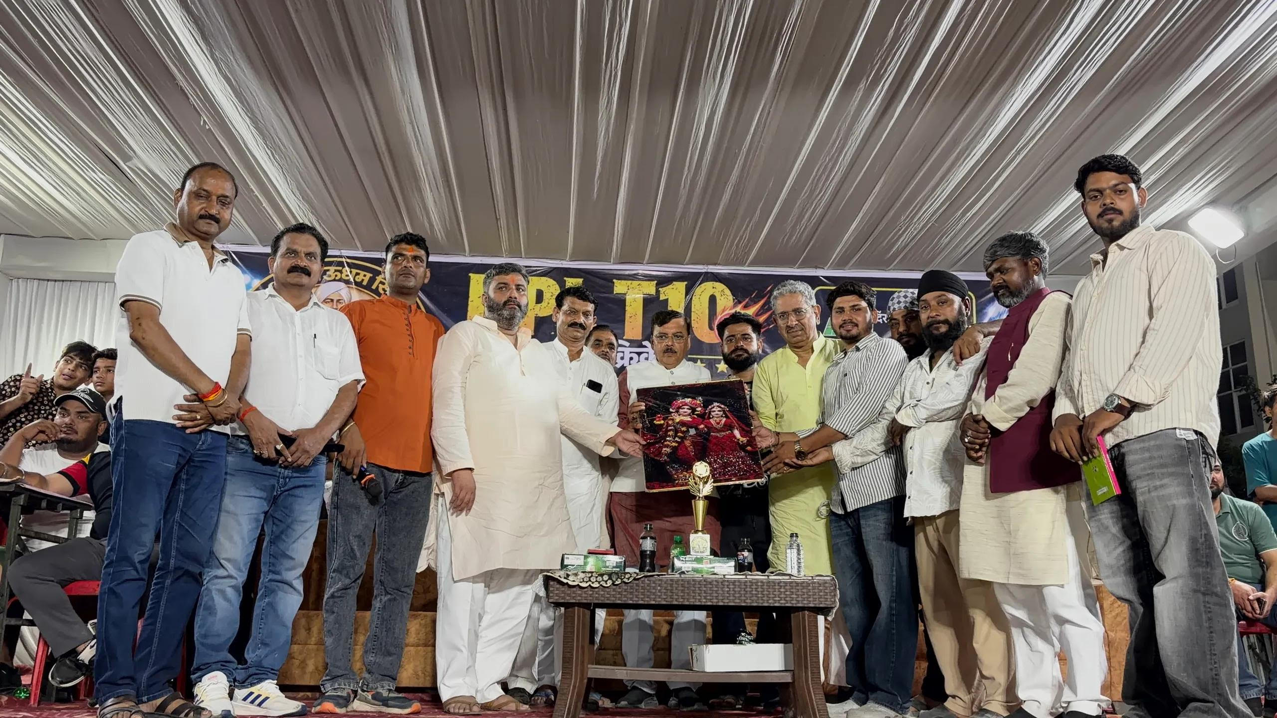 किच्छा में क्रिकेट नाइट टूर्नामेंट का रोमांच, पूर्व विधायक राजेश शुक्ला ने बढ़ाया खिलाड़ियों का उत्साह