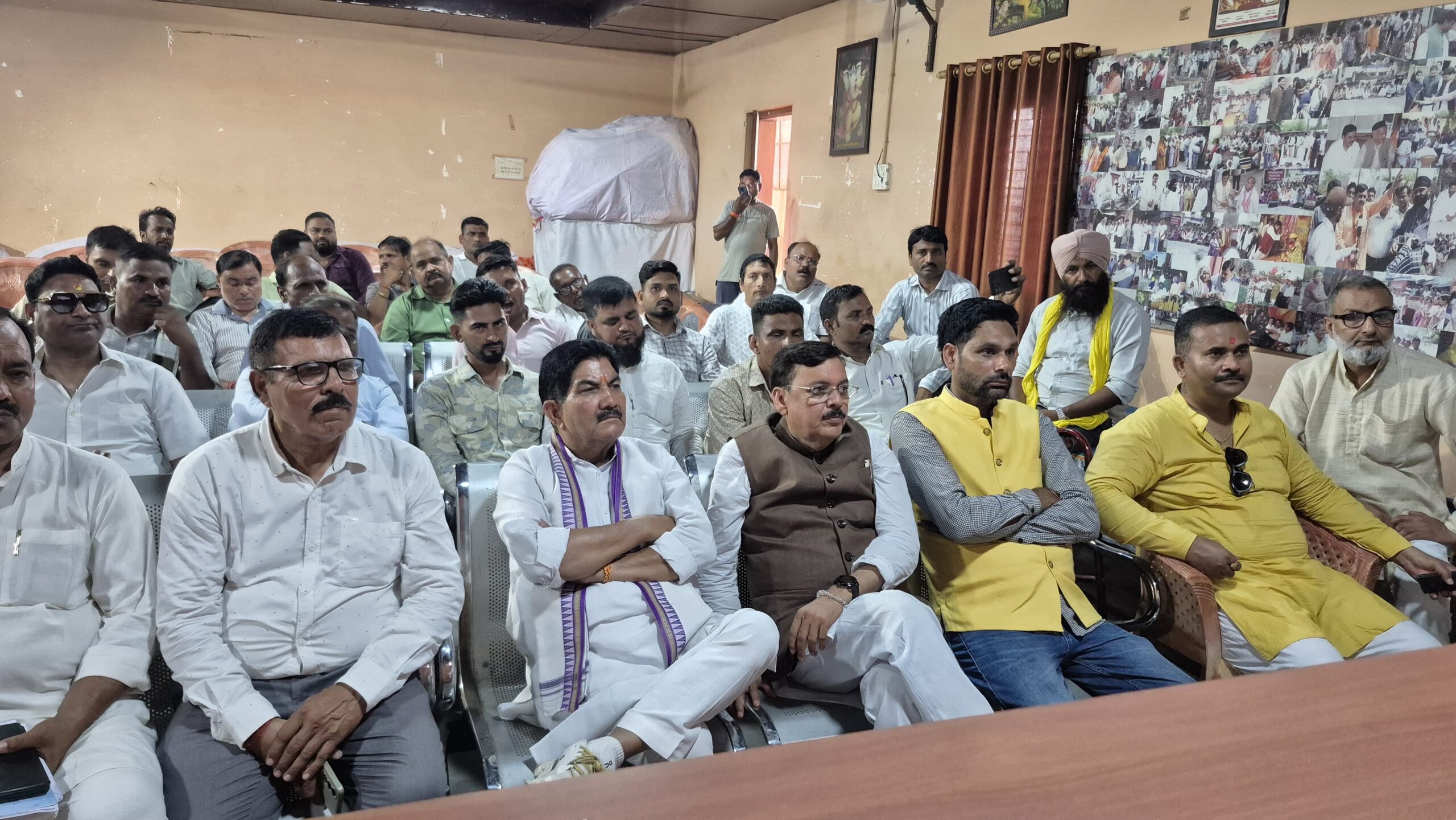 पूर्व विधायक राजेश शुक्ला ने भाजपा कार्यकर्ताओ के साथ प्रधानमंत्री नरेंद्र मोदी के कार्यक्रम मन की बात का प्रसारण देखा