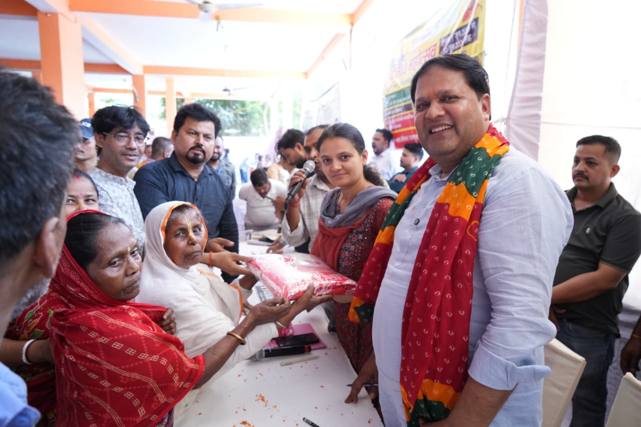महापौर विकास शर्मा के जनता दरबार में सैकड़ों लोग समस्याएं लेकर आए, समाधान होने पर चेहरे पर आई मुस्कान