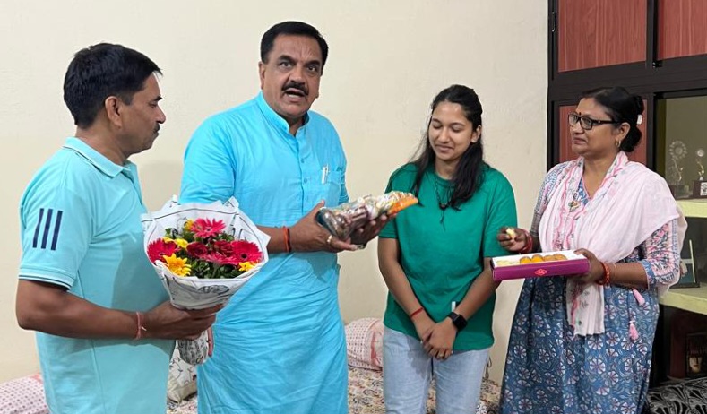 भारतीय वायु सेना में चयनित रुद्रपुर की बेटी मेघा सिंह का सम्मान, पूरे देश में तीसरी और उत्तराखंड में प्रथम रैंक हासिल कर बढ़ाया मान