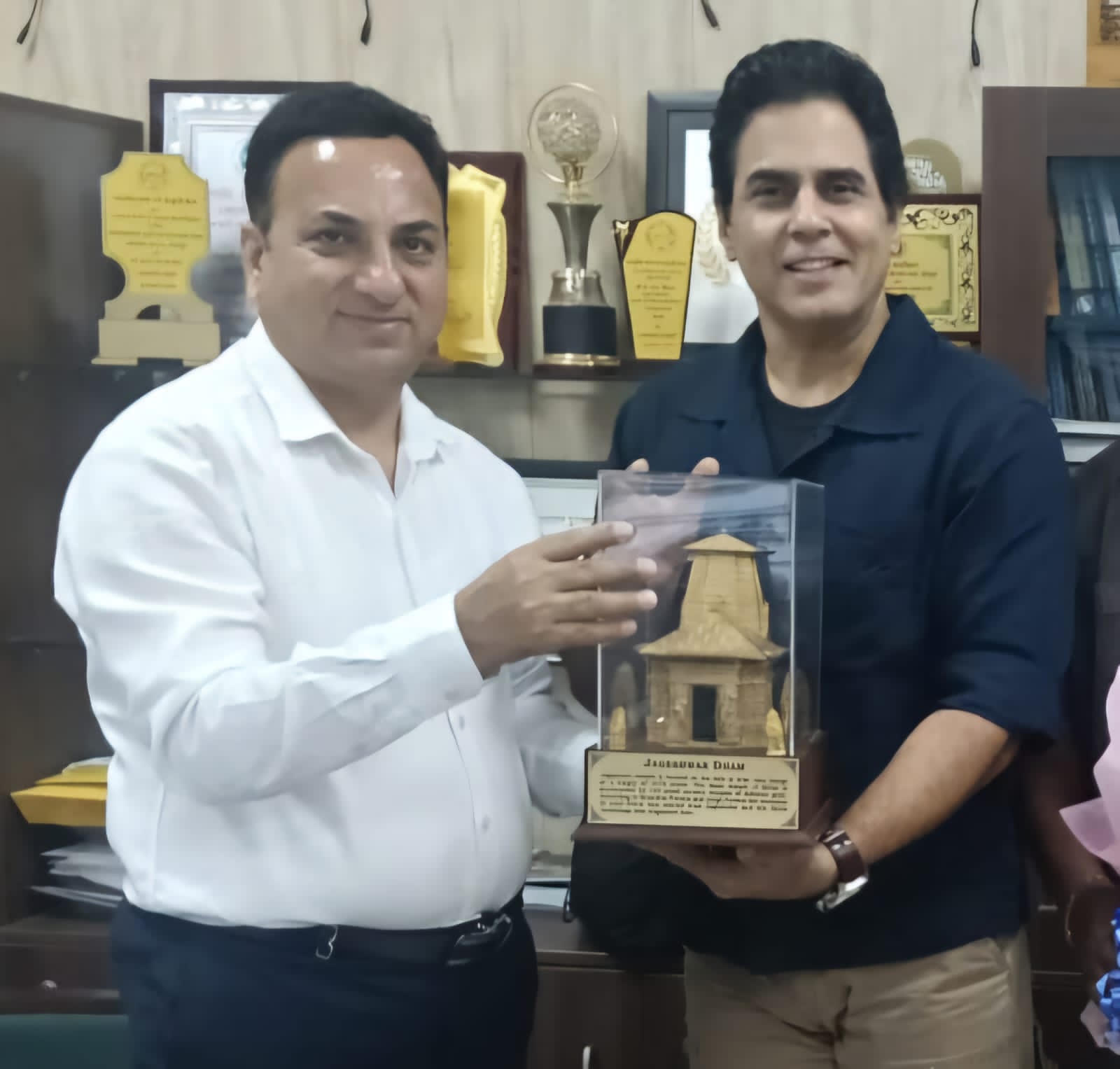 फिल्म अभिनेता अमन वर्मा ने की फिल्म विकास परिषद के नोडल अधिकारी से की भेंट