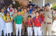 किच्छा पुलिस की अनूठी पहल: स्कूली बच्चों को सुरक्षा का दिया पाठ, सुरक्षित यात्रा और सतर्कता के बताए महत्वपूर्ण नियम