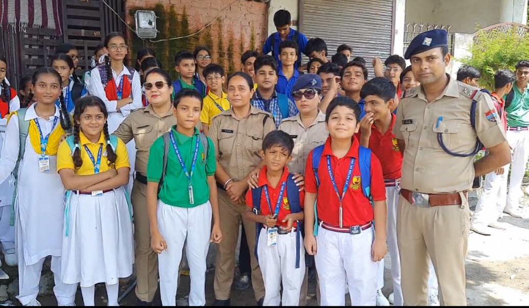 किच्छा पुलिस की अनूठी पहल: स्कूली बच्चों को सुरक्षा का दिया पाठ, सुरक्षित यात्रा और सतर्कता के बताए महत्वपूर्ण नियम