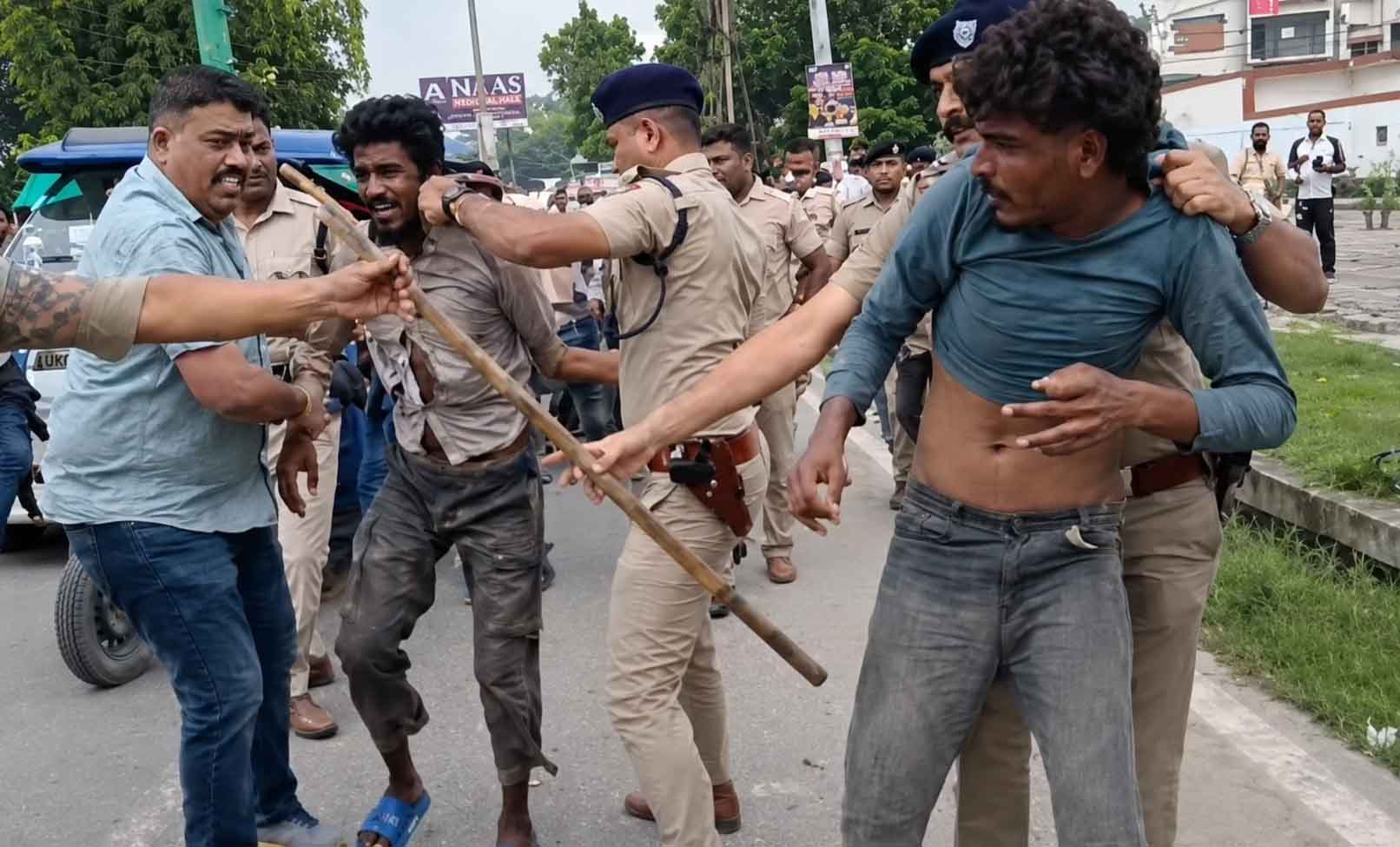 रुद्रपुर गैंगरेप मामला: जांच के लिए ले जाते समय आरोपियों के भागने के प्रयास पर बवाल, आक्रोशित लोगों ने की पिटाई
