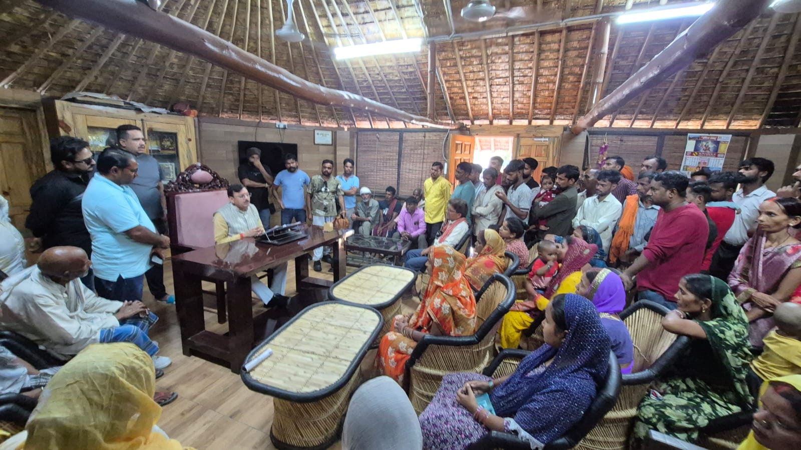 पूर्व विधायक राजेश शुक्ला से ग्राम प्रधान प्रतिनिधि ने हरिजन आबादी के लिए आरक्षित सरकारी भूमि को कब्जा मुक्त करने की मांग की
