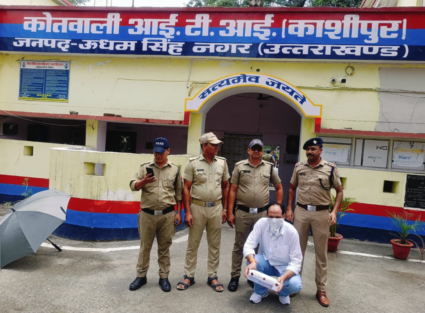 यूपी पुलिस एवं खुफिया एजेंसियों की आंखों में धूल झोंक रहे एक लाख के इनामी अपराधी को पुलिस ने दबोचा